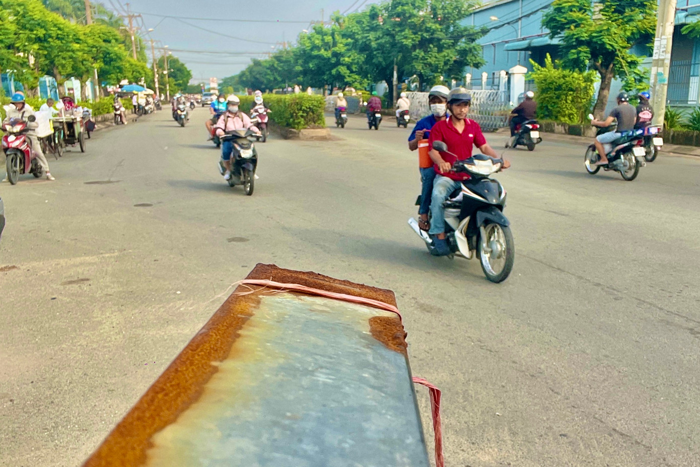 Phía bờ kè kênh Tham Lương thuộc phường Bình Hưng Hoà, hàng rào công trường chìa ra 3 cây cọc sắt hướng đối lại dòng xe lưu thông. Một người bán hàng rong cho biết, ban đêm nếu ai mắt kém sẽ khó quan sát, nếu chạy xe đâm thẳng vào những cọc sắt này rất nguy hiểm. Phía bờ kè kênh Tham Lương thuộc phường Bình Hưng Hoà, hàng rào công trường chìa ra 3 cây cọc sắt hướng đối lại dòng xe lưu thông. Một người bán hàng rong cho biết, ban đêm nếu ai mắt kém sẽ khó quan sát, nếu chạy xe đâm thẳng vào những cọc sắt này rất nguy hiểm.