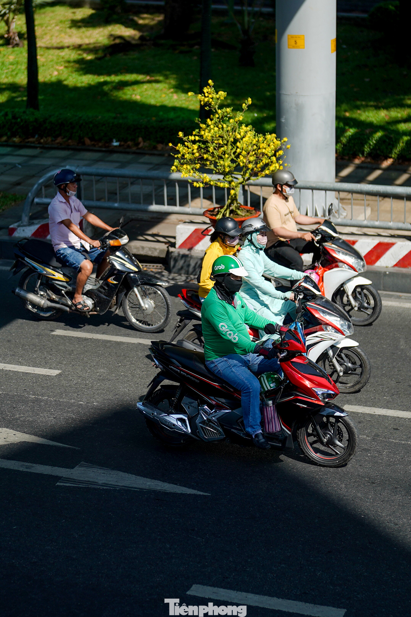 Chỉ còn cách giao thừa xuân Quý Mão hơn 10 tiếng đồng hồ nhưng nhiều người dân vẫn còn tất bật mưu sinh.