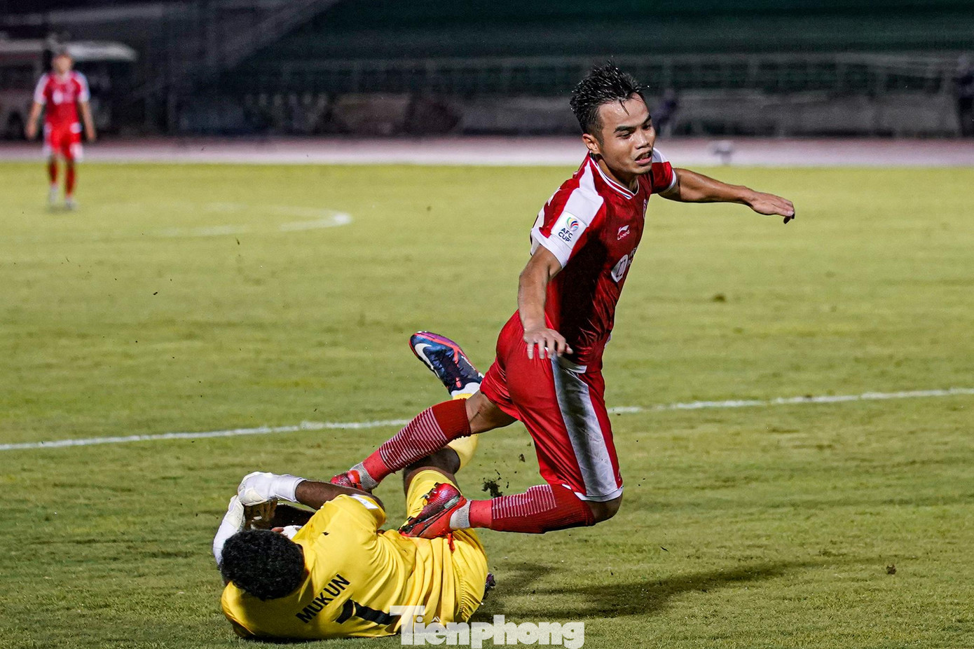 Thủ môn Mukundan của Hougang chơi lăn xả những phút cuối trận nhưng không thể giúp đội nhà tránh bị thủng lưới trước sức tấn công của Viettel.