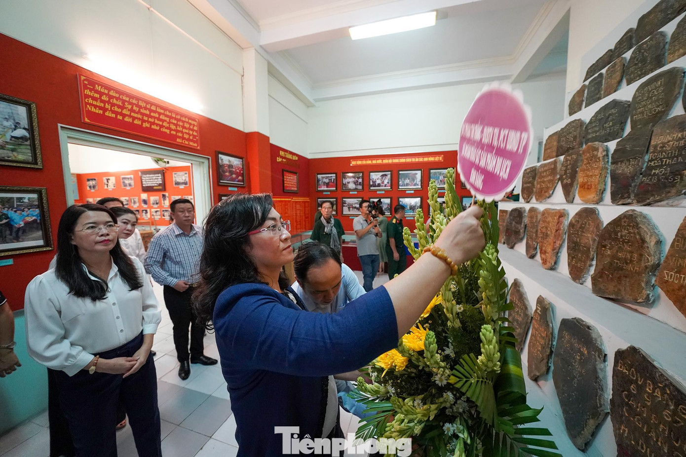 Du khách thắp hương, dành một phút mặc niệm trước những bia đá ghi tên những chiến sĩ quân tình nguyện Việt Nam.