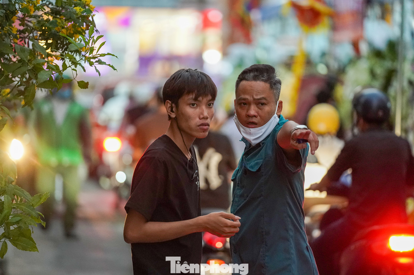 Lực lượng địa phương kết hợp với thành viên BTC lễ tang làm việc liên tục để điều tiết giao thông.