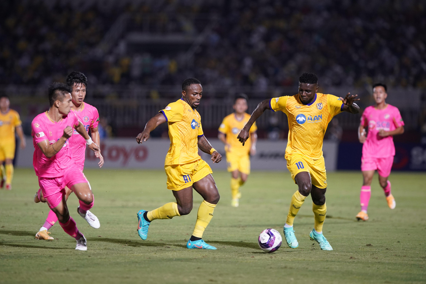 Hai đội thi đấu chặt chẽ nên không có nhiều cơ hội được tạo ra về phía khung thành của nhau. Hai đội thi đấu chặt chẽ nên không có nhiều cơ hội được tạo ra về phía khung thành của nhau.