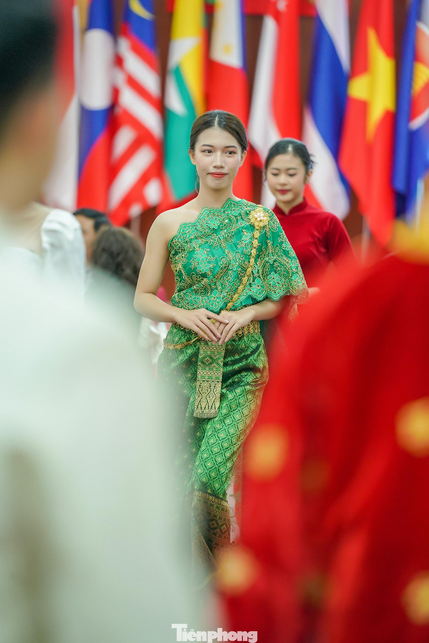 Phần thi trang phục truyền thống các nước ASEAN của nhóm sinh viên Đại học Mở TPHCM sau đó cũng thu hút khán giả trong khán phòng.