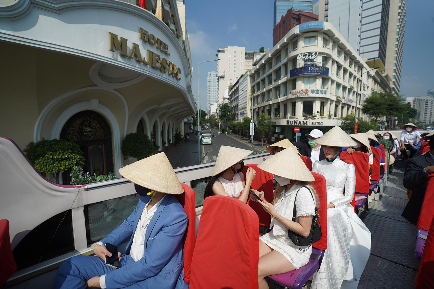 Xe buýt chở đoàn du khách vòng qua những toà nhà cổ kính trăm năm tuổi của thành phố. Xe buýt chở đoàn du khách vòng qua những toà nhà cổ kính trăm năm tuổi của thành phố.