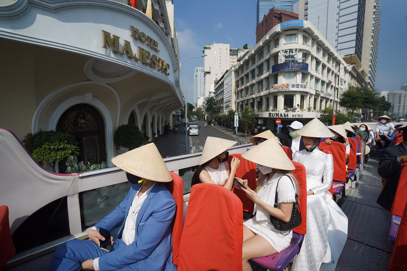 Xe buýt chở đoàn du khách vòng qua những toà nhà cổ kính trăm năm tuổi của thành phố.