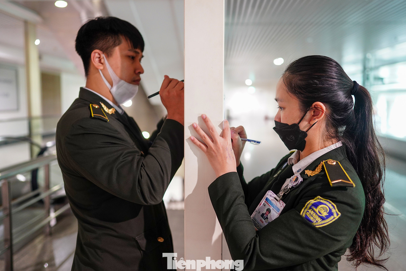 Hai nhân viên an ninh sân bay tranh thủ hiến máu để vào ca trực. Hai nhân viên an ninh sân bay tranh thủ hiến máu để vào ca trực.