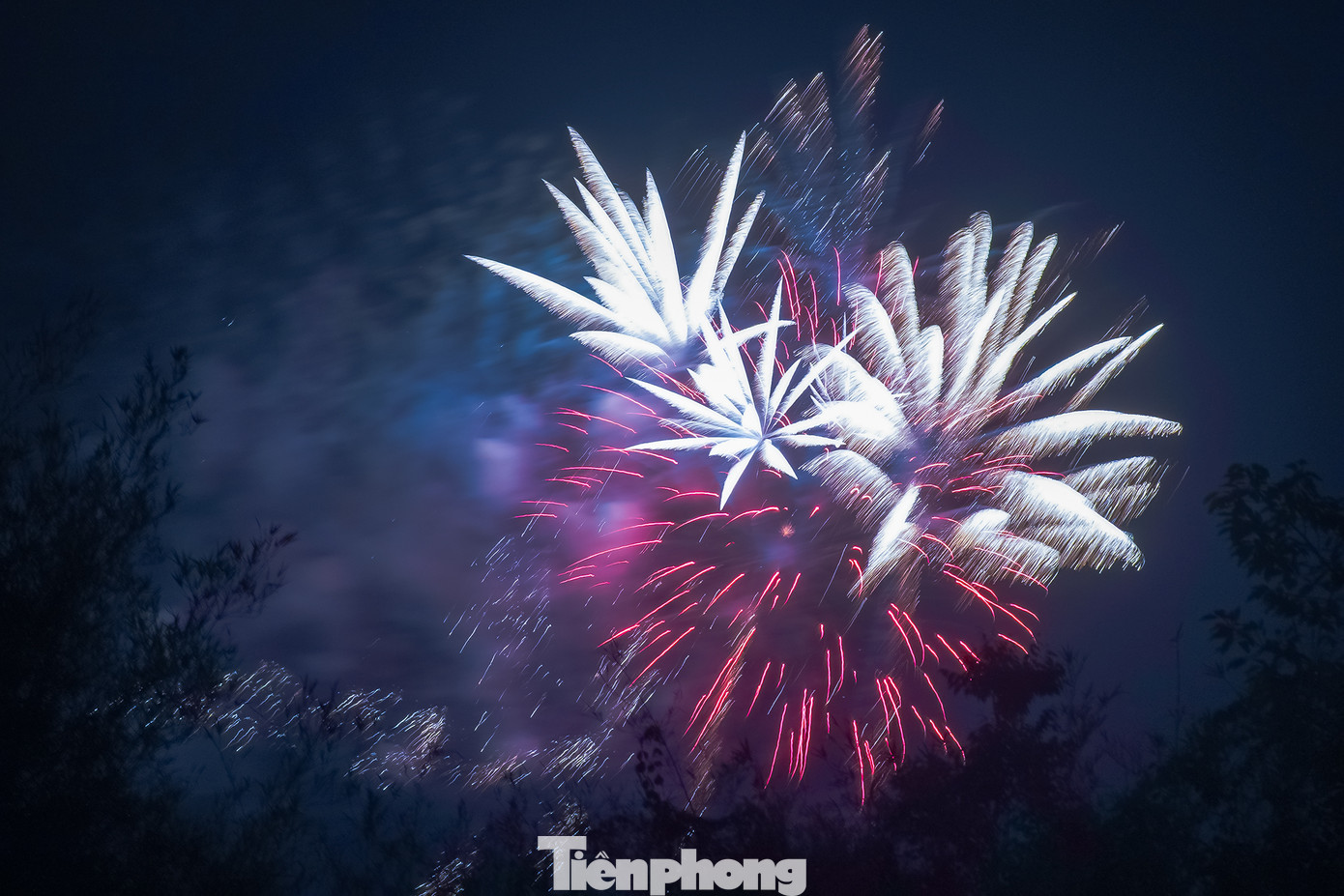 Bài bắn tại khu vực Khu di tích lịch sử Ngã Ba Giồng tuy là tầm thấp nhưng có nhiều phân đoạn kết hợp hoành tráng, tiếng nổ vang trời khiến người xem không ngớt trầm trồ.