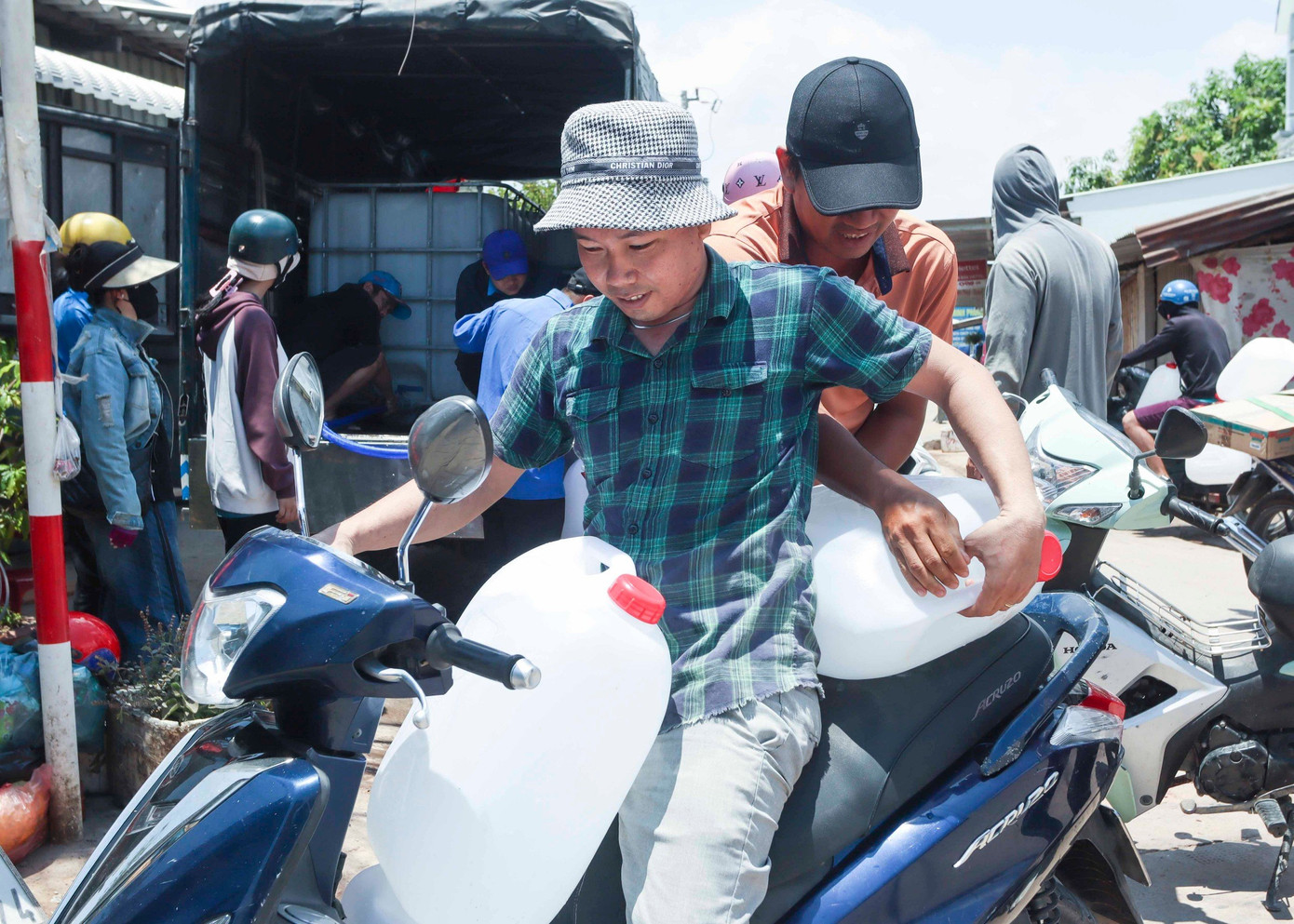 Hơn 30 thành viên của nhóm Bạn hữu đường xa với 10 xe tải (mỗi xe chở từ 3 đến 10 khối nước) đã tích cực bơm hơn 120 khối nước sạch để chuẩn bị lên hỗ trợ nước ngọt cho người dân tại 2 xã Phước Vĩnh Đông và xã Tân Tập, huyện Cần Giuộc.