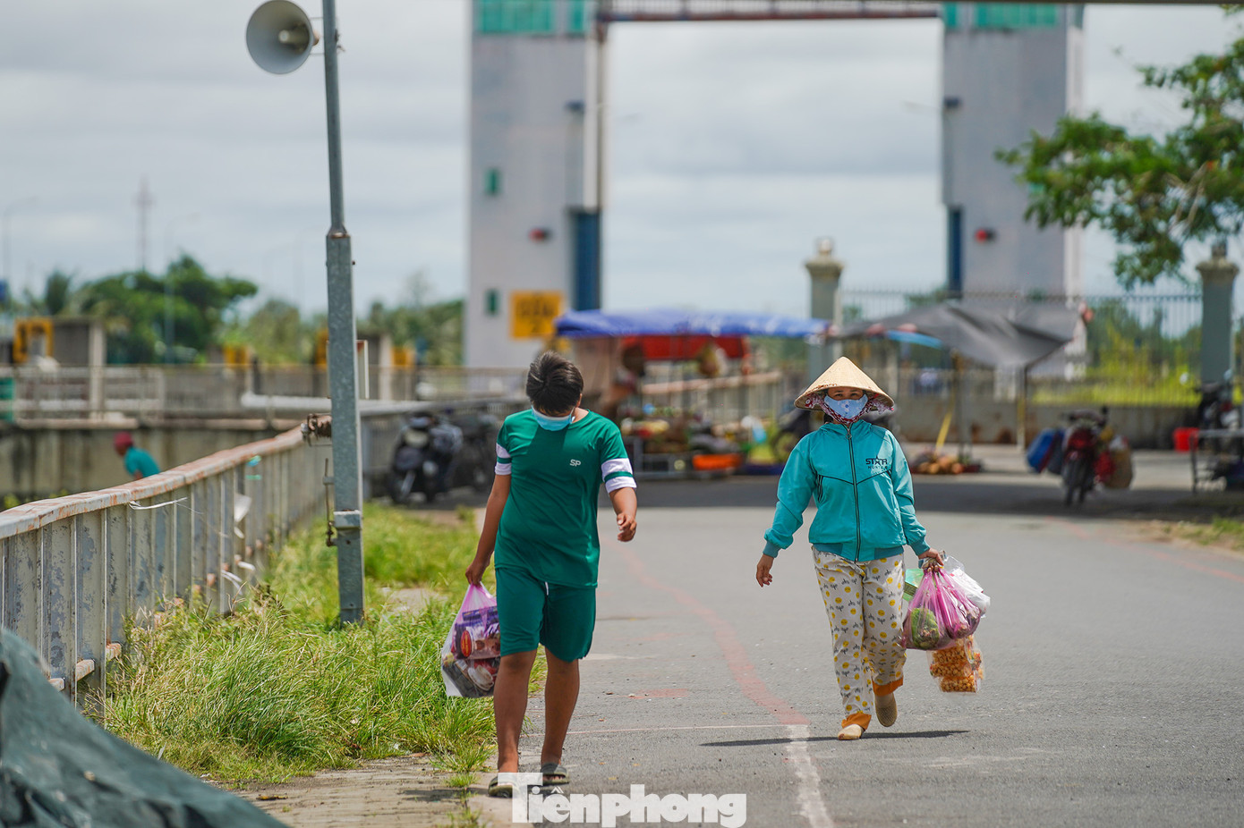 &quot;Có cái chợ kế bên âu tàu cũng tiện, neo lại thì tôi tranh thủ lên mua ít thực phẩm cho chuyến hành trình. Tôi đi mua chứ tai luôn để ý thông báo phát loa mở cống, mua nhanh lẹ để quay lại tàu vì mấy anh gác âu thấy tàu neo đông là sẽ mở&quot;, vợ anh Thưng vừa lên bờ mua ít thực phẩm chia sẻ.