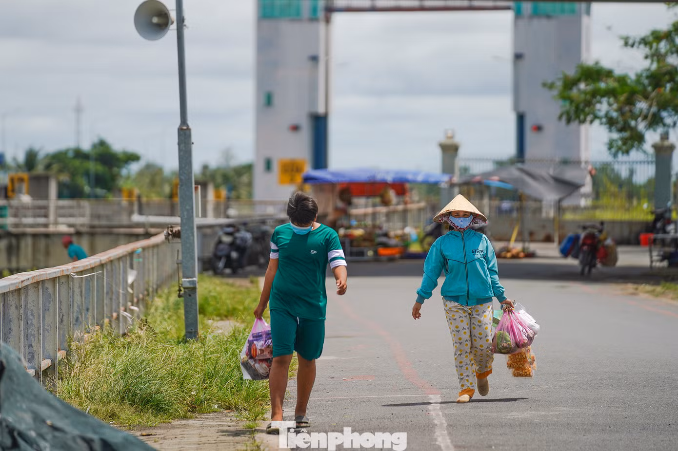 "Có cái chợ kế bên âu tàu cũng tiện, neo lại thì tôi tranh thủ lên mua ít thực phẩm cho chuyến hành trình. Tôi đi mua chứ tai luôn để ý thông báo phát loa mở cống, mua nhanh lẹ để quay lại tàu vì mấy anh gác âu thấy tàu neo đông là sẽ mở", vợ anh Thưng vừa lên bờ mua ít thực phẩm chia sẻ.