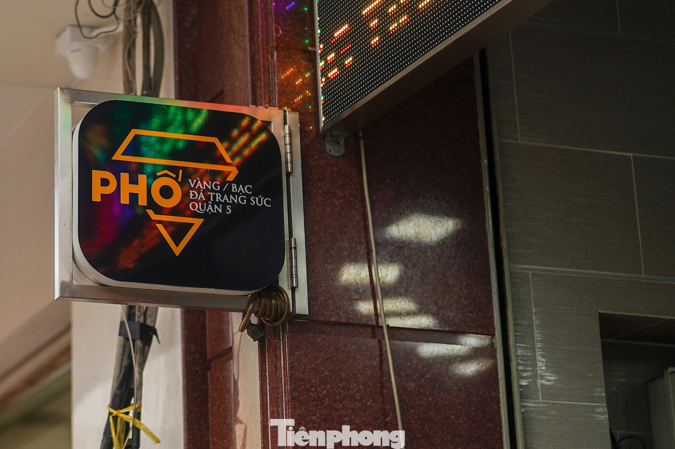 Vào năm 2020, phố Vàng bạc Đá trang sức quận 5 khai trương ở khu vực xung quanh chợ Hoà Bình. Khu vực chuyên kinh doanh vàng bạc, đá trang sức bao gồm các tuyến đường Nhiêu Tâm, Nghĩa Thục, Bùi Hữu Nghĩa được hình thành từ những năm cuối thập niên 80 đến nay. Khu phố vàng bạc có rất nhiều trang sức với mẫu mã đa dạng. Những tiệm vàng tại đây thường là &quot;cha truyền con nối&quot;.