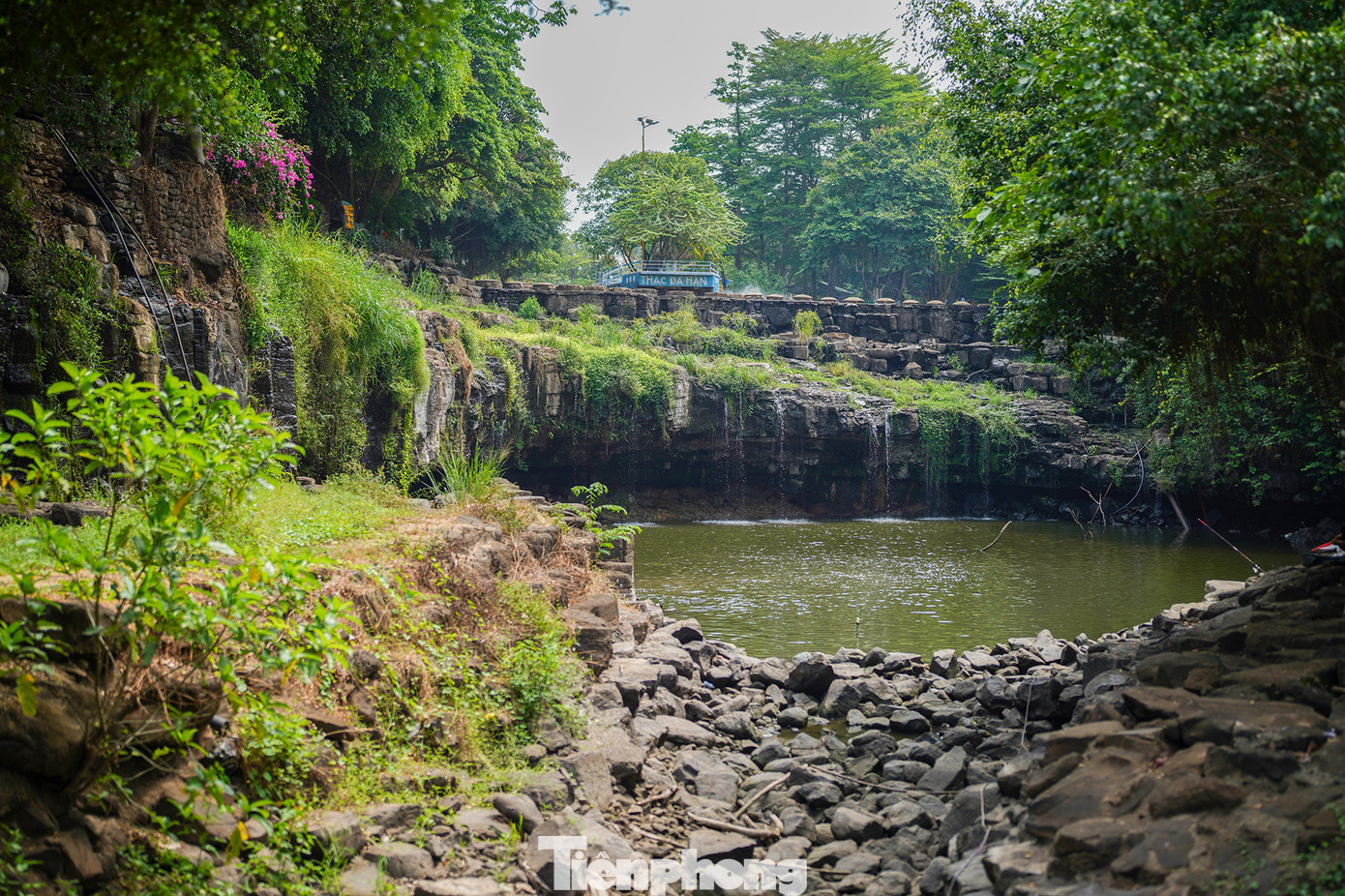 Nguồn nước tại thác Đá Hàn bắt nguồn từ rừng Nam Cát Tiên, sông La Ngà, Hồ Trị An... Tất cả dòng chảy tự nhiên này cùng nhau hòa quyện, xuôi về thác Đá Hàn và tạo nên vẻ đẹp hùng vĩ cho nơi đây. Tuy nhiên, hiện tại lượng nước tại Thác Đá Hàn không nhiều như thác Giang Điền.