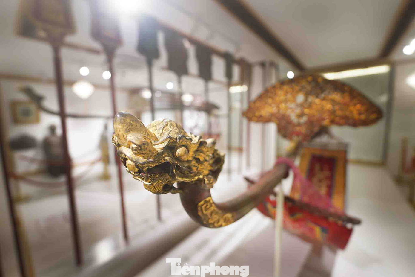 Đầu và đuôi rồng trên phần đòn dọc gánh võng của hoàng tử. Phần đòn dọc này dài 4.050 mm đã phai màu sơn son. Giữa hai chiếc võng trưng bày hàng nghi trượng. Khi hoàng gia và quan lại di chuyển, tùy theo vai vế, thân phận, chức vụ... mà số lượng nghi trượng được bố trí ứng với vị trí của nhân vật ngồi trên võng.