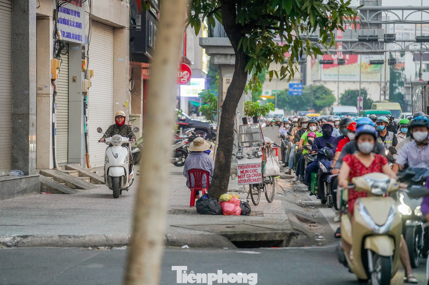 Từ 1/1, khi Nghị định 168/2024 có hiệu lực, người điều khiển xe máy vượt đèn đỏ, đi ngược chiều, đi lên vỉa hè (trừ trường hợp lên vỉa hè để vào nhà, cơ quan) sẽ bị phạt tiền từ 4 đến 6 triệu đồng.