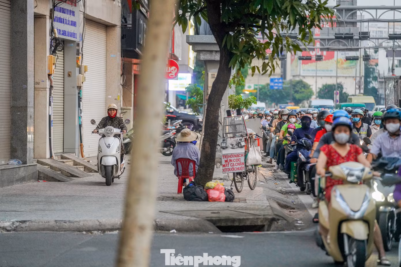 Từ 1/1, khi Nghị định 168/2024 có hiệu lực, người điều khiển xe máy vượt đèn đỏ, đi ngược chiều, đi lên vỉa hè (trừ trường hợp lên vỉa hè để vào nhà, cơ quan) sẽ bị phạt tiền từ 4 đến 6 triệu đồng.