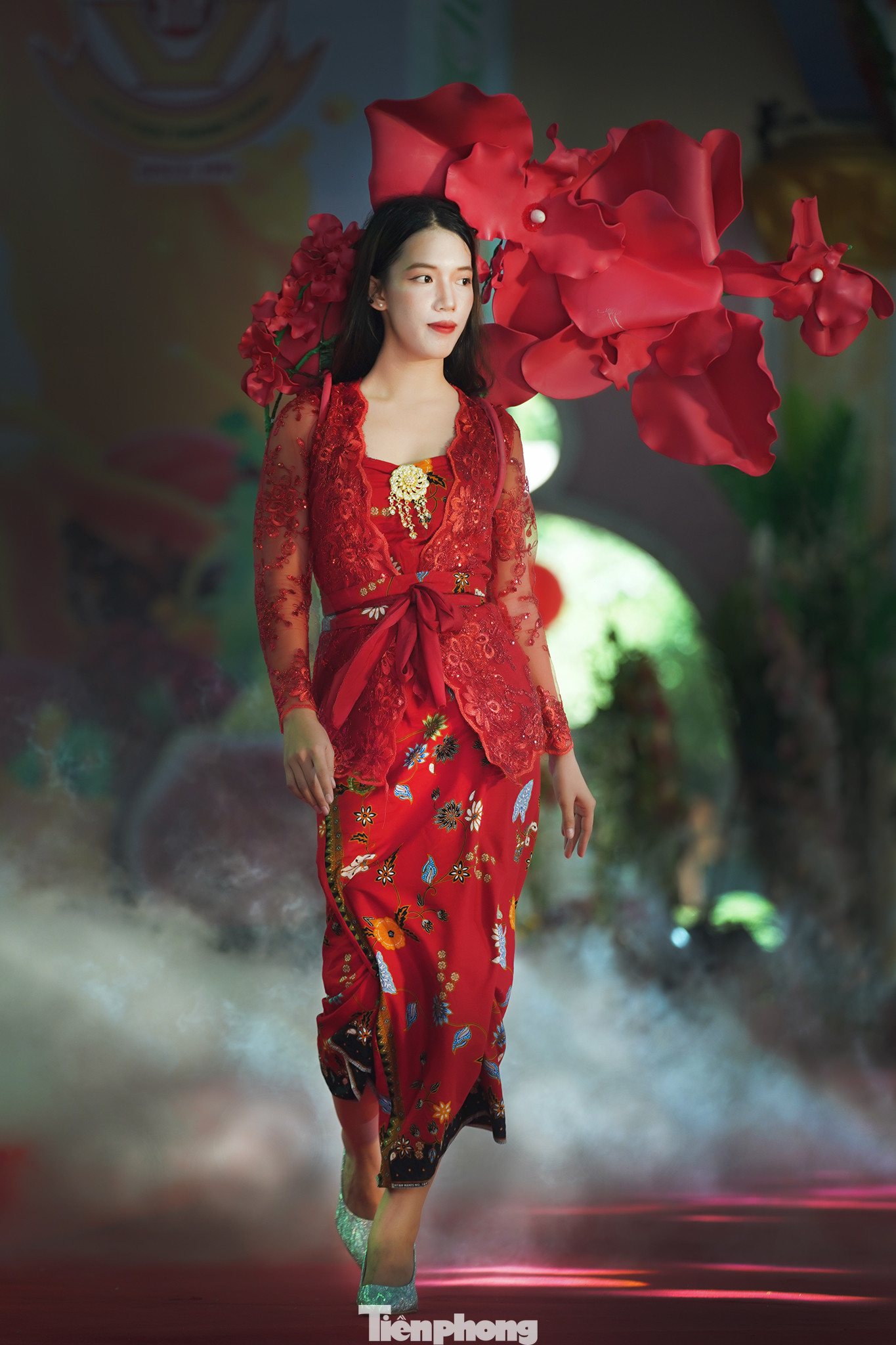 Phan Thị Hồng Diễm trong trang phục truyền thống Singapore, phía sau chính là hình ảnh cánh hoa lan, quốc hoa của đảo quốc Sư tử. Phan Thị Hồng Diễm trong trang phục truyền thống Singapore, phía sau chính là hình ảnh cánh hoa lan, quốc hoa của đảo quốc Sư tử.