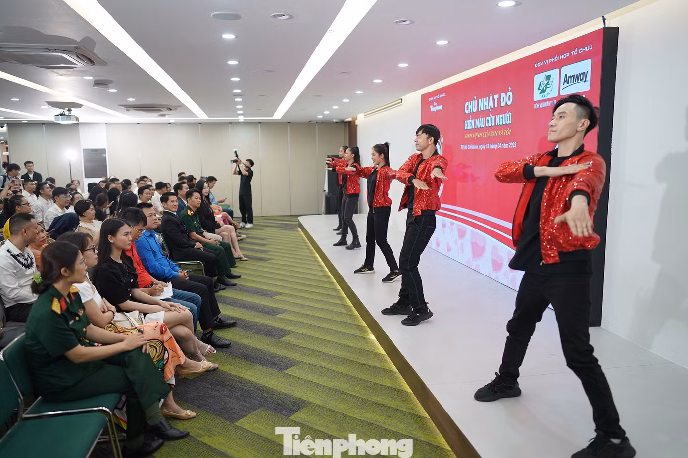Phía bên trong, nhân viên công ty có màn chào mừng cực chất, chuyên nghiệp, khuấy động trên nền nhạc bài hát "Việt Nam Ơi!".