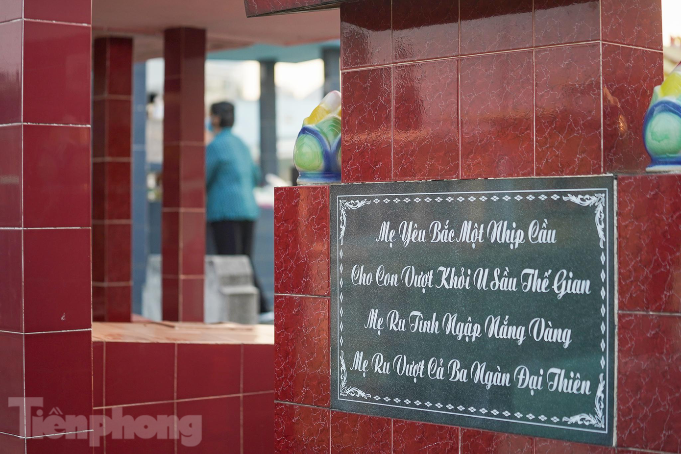 Phong tục tảo mộ cuối năm của người Việt là một phong tục đẹp, để con cháu cùng nhớ về tổ tiên, tri ân nguồn cội, thể hiện đạo lý uống nước nhớ nguồn của dân tộc. Phong tục tảo mộ cuối năm của người Việt là một phong tục đẹp, để con cháu cùng nhớ về tổ tiên, tri ân nguồn cội, thể hiện đạo lý uống nước nhớ nguồn của dân tộc.