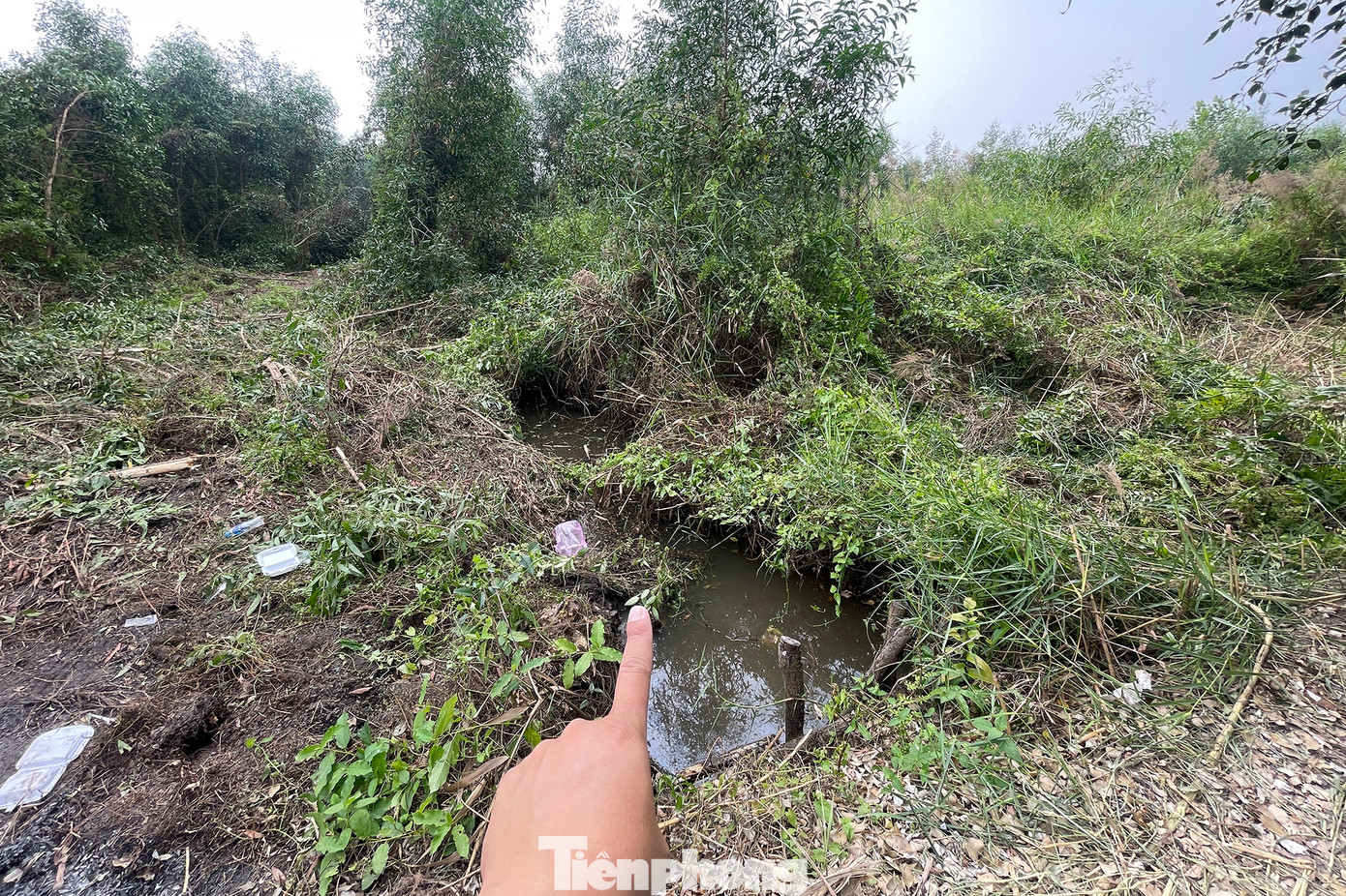 Nơi nghi phạm lẩn trốn suốt 3 ngày dưới mương nước.