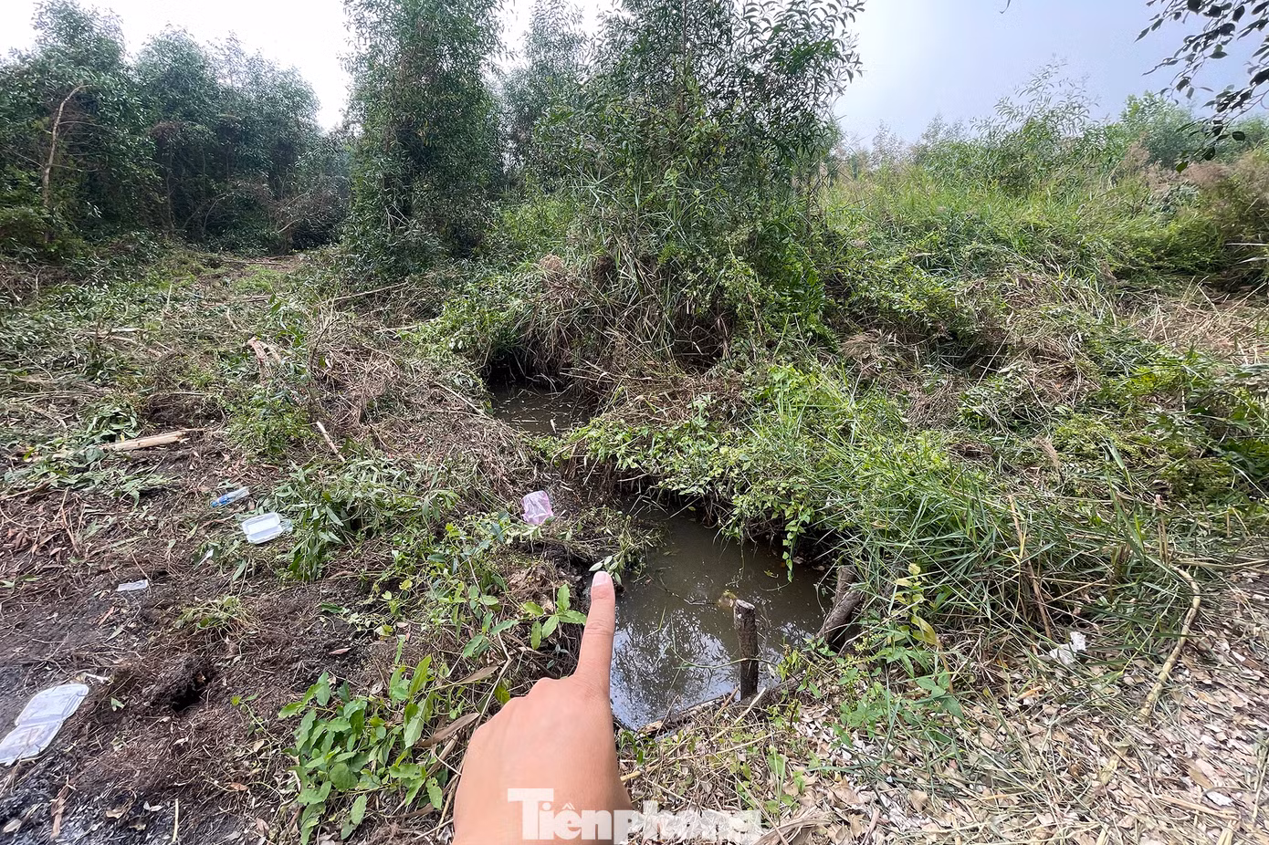 Nơi nghi phạm lẩn trốn suốt 3 ngày dưới mương nước.