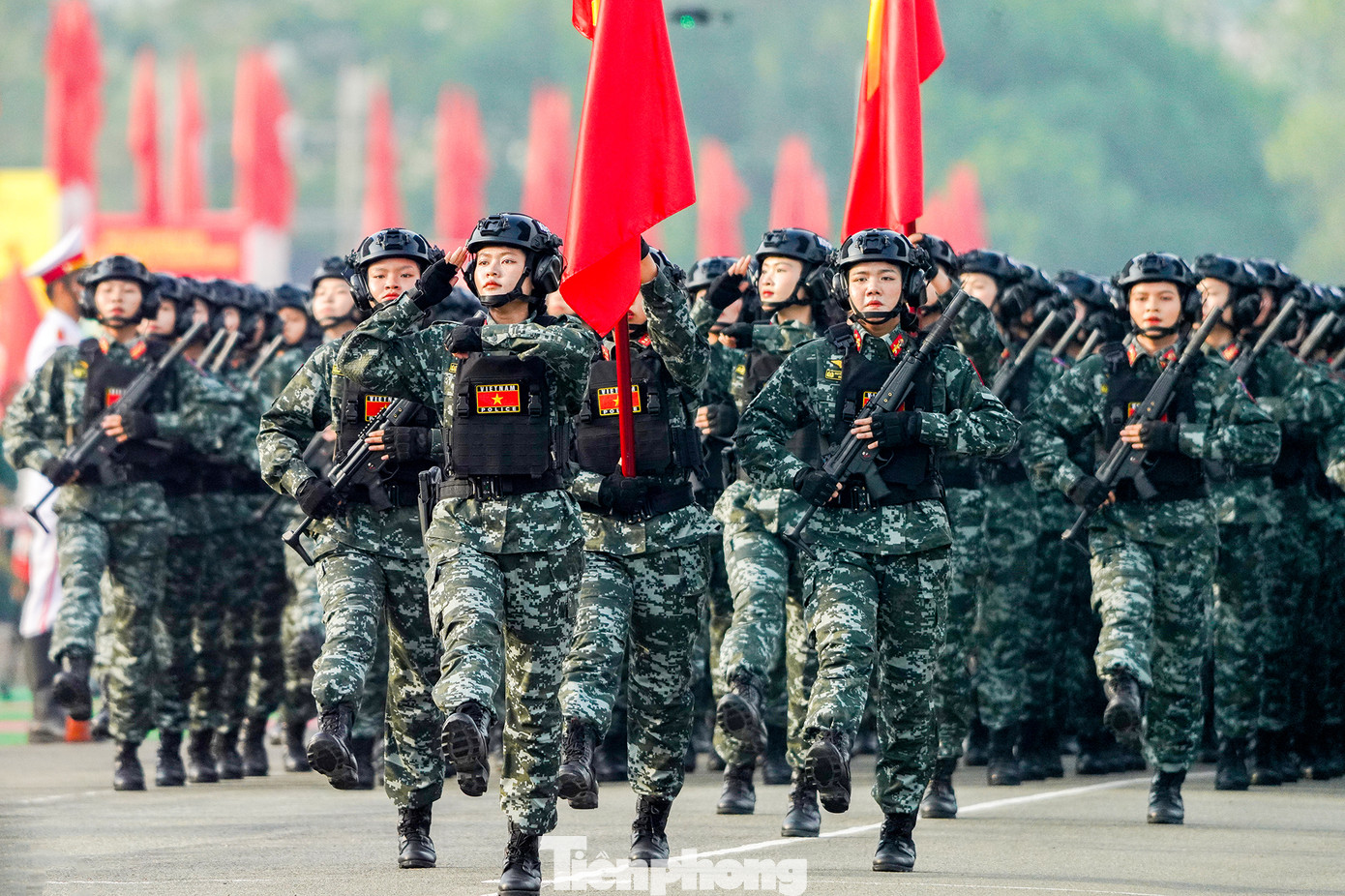 Theo kế hoạch, lễ diễu binh, diễu hành cấp quốc gia kỷ niệm 50 năm Ngày Giải phóng hoàn toàn miền Nam, thống nhất đất nước chính thức diễn ra vào 6h30 ngày 30/4, cùng thời điểm với lễ kỷ niệm.