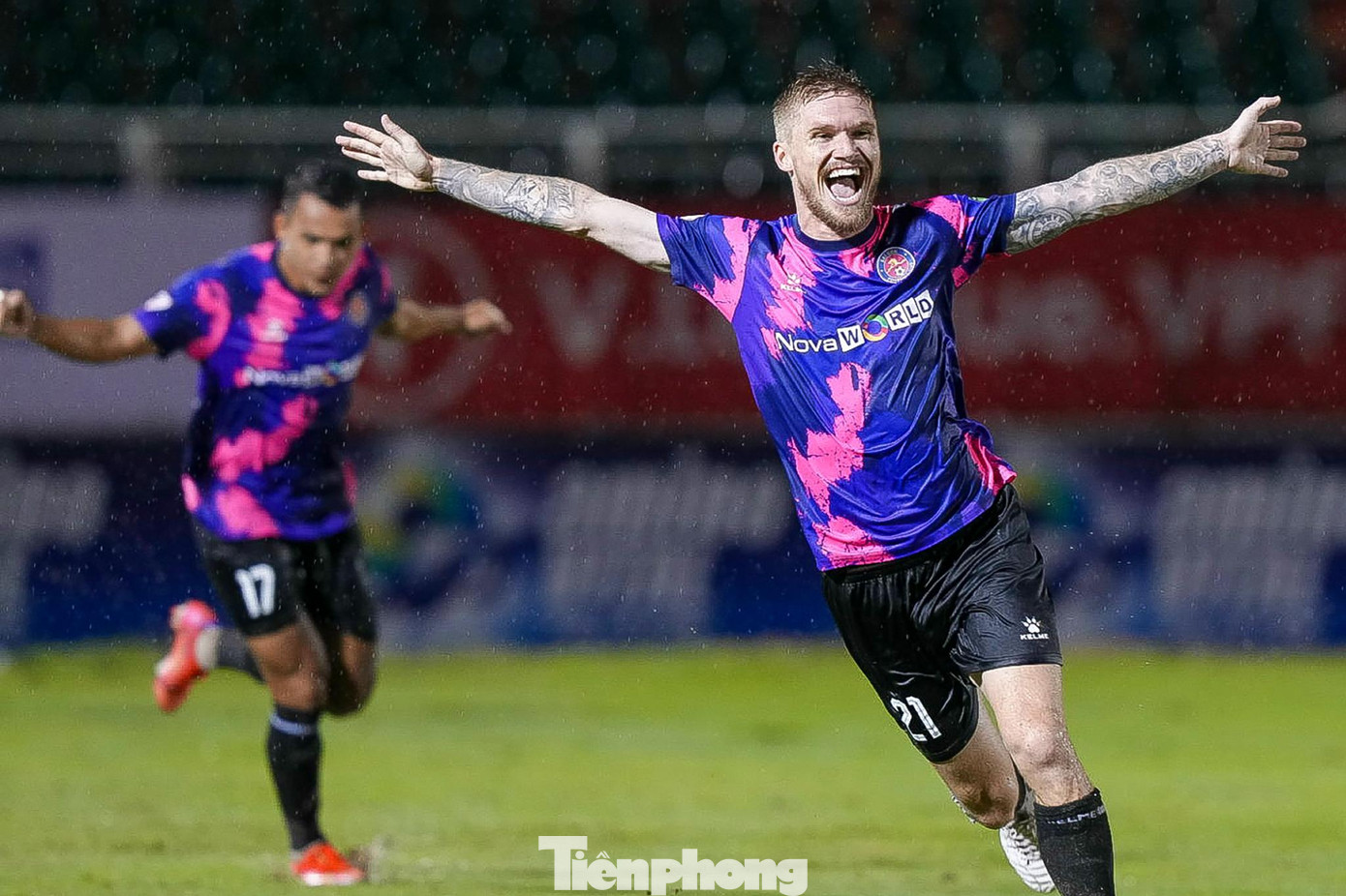 Phút 33, Sài Gòn FC tổ chức pha đá phạt treo bóng vào vòng cấm Hà Nội FC. Trung vệ Văn Đạt tác động đủ lớn khiến hậu vệ đối phương phá bóng ngược về cầu môn và vượt tầm với thủ môn Văn Công. May mắn cho Hà Nội FC khi trung vệ Thành Chung kịp lui về phá bóng trước gôn trống. Nhưng 13 phút sau, hàng thủ của Hà Nội FC không thể ngăn Sài Gòn FC ghi bàn. Olsen đưa Sài Gòn FC vượt lên dẫn trước cuối hiệp 1. Phút 33, Sài Gòn FC tổ chức pha đá phạt treo bóng vào vòng cấm Hà Nội FC. Trung vệ Văn Đạt tác động đủ lớn khiến hậu vệ đối phương phá bóng ngược về cầu môn và vượt tầm với thủ môn Văn Công. May mắn cho Hà Nội FC khi trung vệ Thành Chung kịp lui về phá bóng trước gôn trống. Nhưng 13 phút sau, hàng thủ của Hà Nội FC không thể ngăn Sài Gòn FC ghi bàn. Olsen đưa Sài Gòn FC vượt lên dẫn trước cuối hiệp 1.