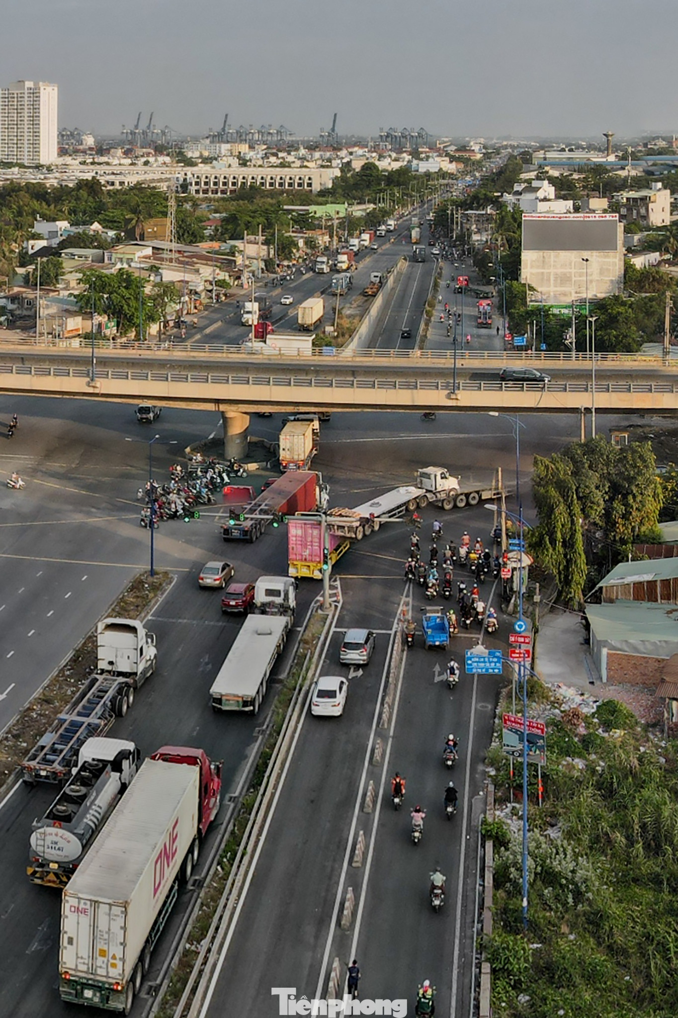 &quot;Theo tôi, nên xây dựng con hướng dòng xe máy rẽ phải, quay đầu tại điểm rẽ trái cách vòng xoay khoảng 1km để quay lại hướng di chuyển. Làm như vậy tránh tình trạng xe lớn xung đột với xe máy khi chạy cắt nhau&quot;, ông Lê Thành Tấn, nhà gần vòng xoay hiến kế.