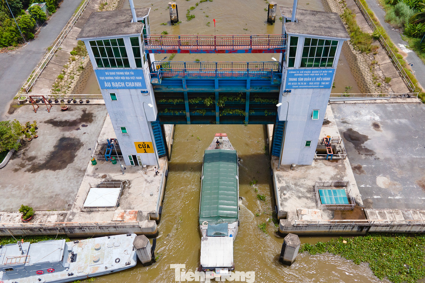 Tuyến số 2 từ vùng tứ giác Long Xuyên qua Đồng Tháp Mười theo kênh Nguyễn Văn Tiếp, đến Thủ Thừa, Rạch Chanh, sông Vàm Cỏ Tây đi TPHCM. Tuyến này có chiều dài hơn 253 km. Đây là tuyến đường thủy nhộn nhịp của vùng ĐBSCL. Các ghe tàu chở nông sản, lúa gạo lên TPHCM và chở vật liệu xây dựng ngược lại.