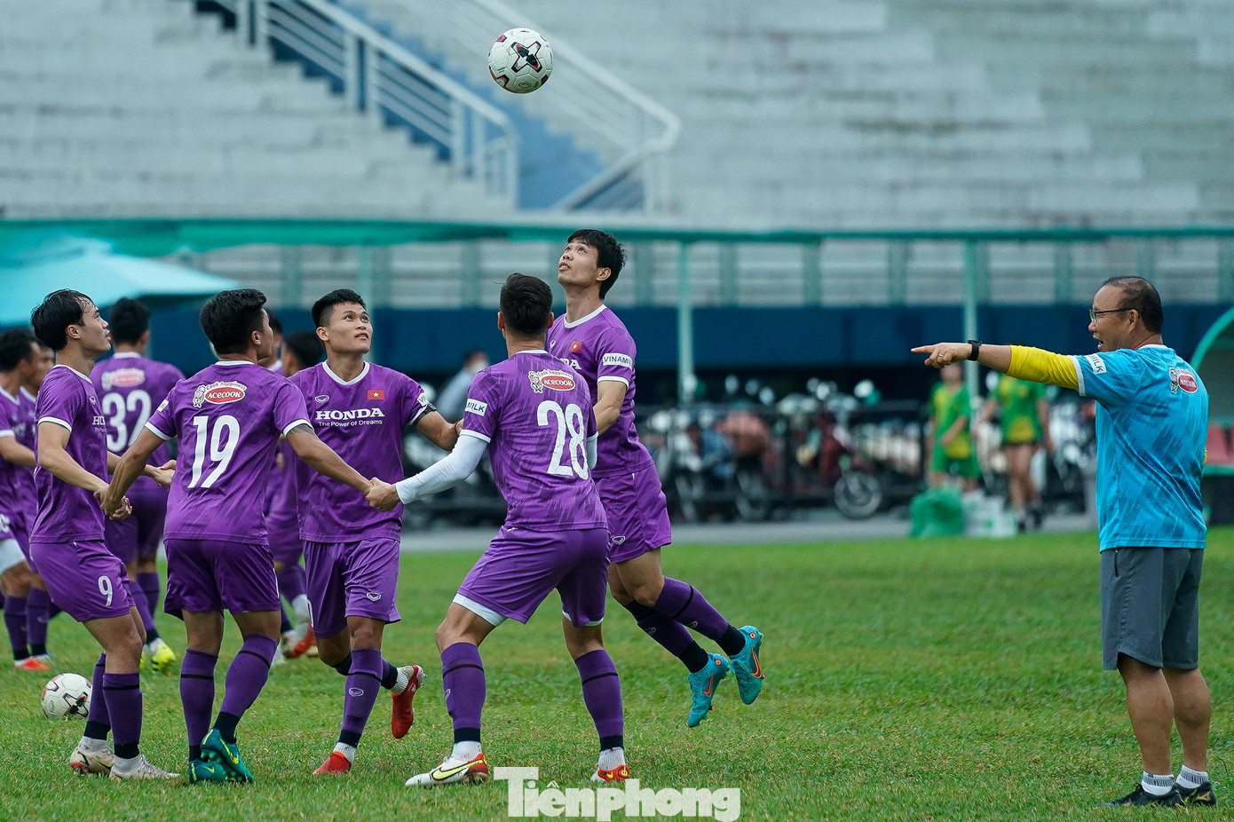 Bài tập phối hợp được nâng lên mức khó hơn, nhóm 5 cầu thủ vừa di chuyển vừa tâng bóng bằng đầu với điều kiện không để bóng rơi. Bài tập phối hợp được nâng lên mức khó hơn, nhóm 5 cầu thủ vừa di chuyển vừa tâng bóng bằng đầu với điều kiện không để bóng rơi.