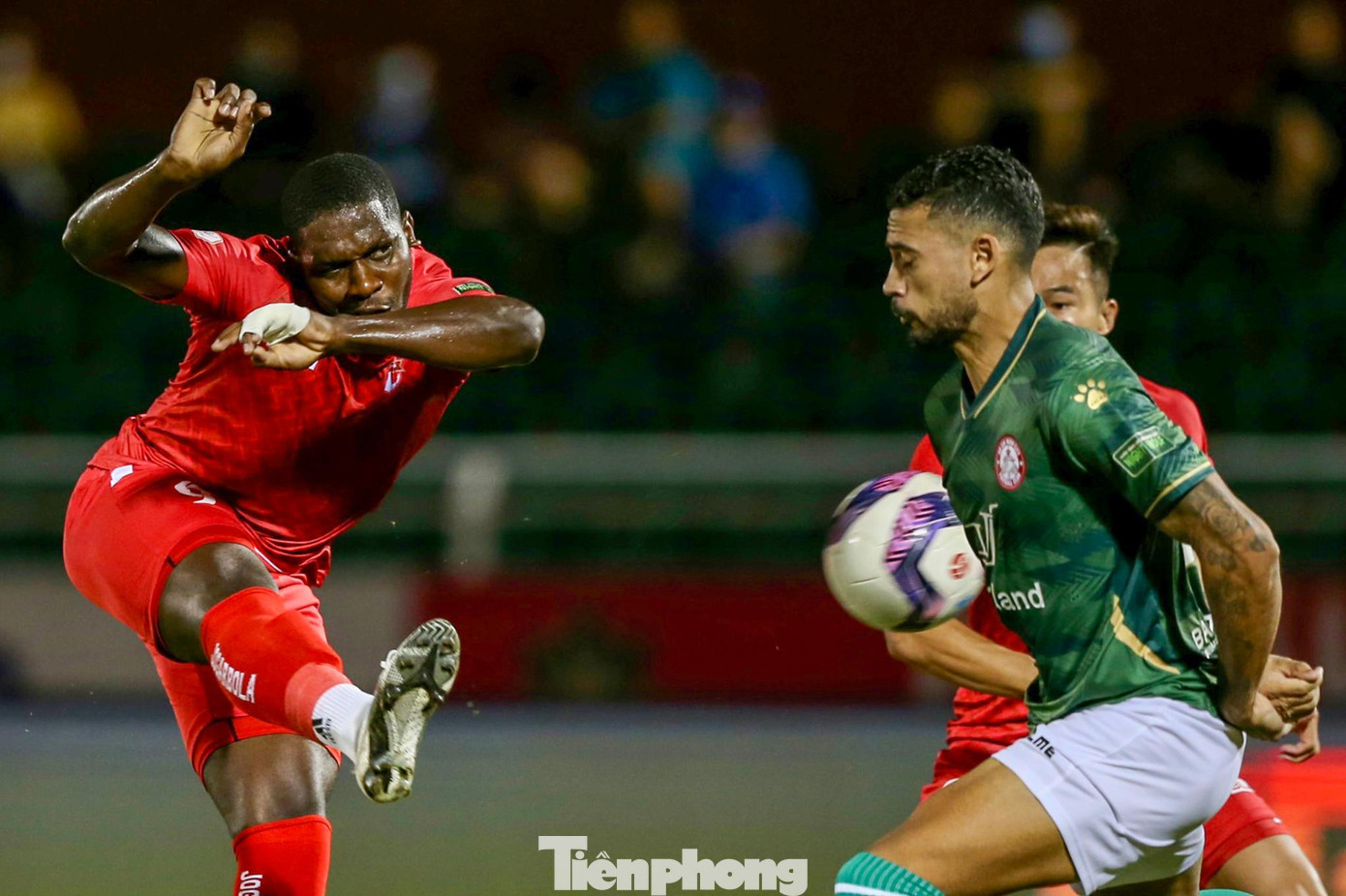 Thêm một cơ hội nữa dành cho đội bóng đất Cảng, may cho đội nhà TPHCM khi Brendon kịp thời phá bóng ngay trước vạch vôi ở phút thứ 12. Các học trò của HLV Trần Minh Chiến đang gặp khó khăn trong việc triển khai bóng lên phía trên. Thêm một cơ hội nữa dành cho đội bóng đất Cảng, may cho đội nhà TPHCM khi Brendon kịp thời phá bóng ngay trước vạch vôi ở phút thứ 12. Các học trò của HLV Trần Minh Chiến đang gặp khó khăn trong việc triển khai bóng lên phía trên.