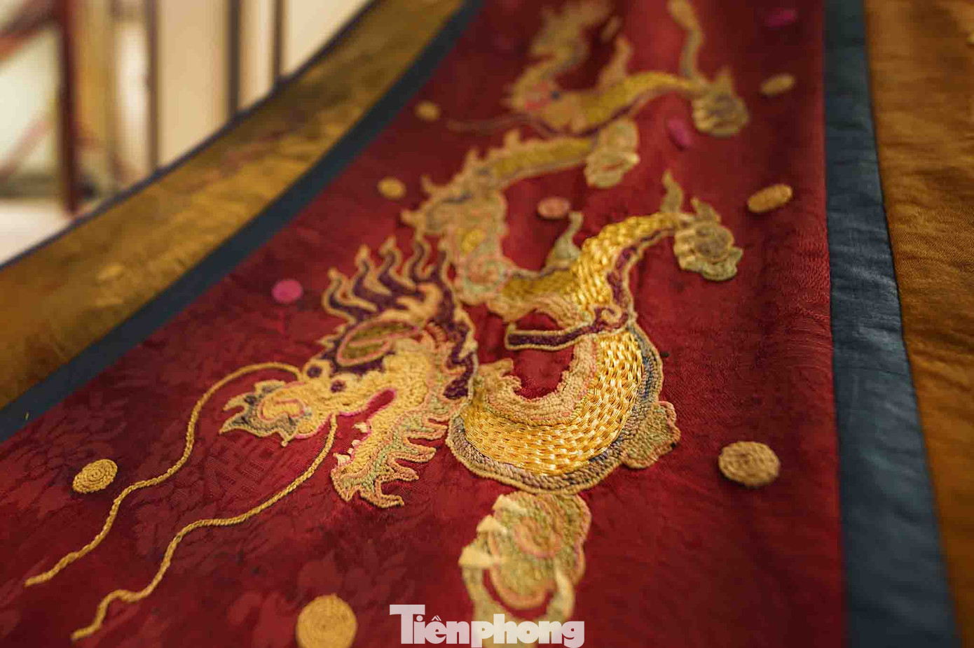 Họa tiết trang trí thân rồng, phụng được thể hiện bằng chỉ vàng, giữ được màu sắc của chất liệu theo thời gian. Hai chiếc võng thu hút quan khách dừng lại chiêm ngưỡng khá lâu.