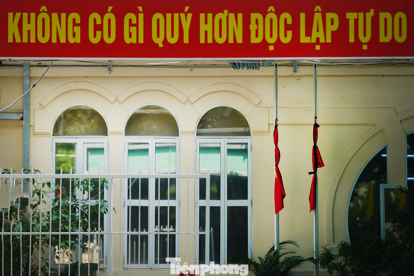 Theo thông báo từ Ban Lễ tang, tang lễ Tổng Bí thư Nguyễn Phú Trọng với nghi thức Quốc tang trang trọng sẽ diễn ra trong hai ngày 25 và 26/7. Linh cữu Tổng Bí thư Nguyễn Phú Trọng được quàn tại Nhà tang lễ Quốc gia số 5 Trần Thánh Tông, TP.Hà Nội. Trong ảnh, cờ rủ được treo tại Đội Cảnh sát Tuần tra, Dẫn đoàn (quận 1, TPHCM)