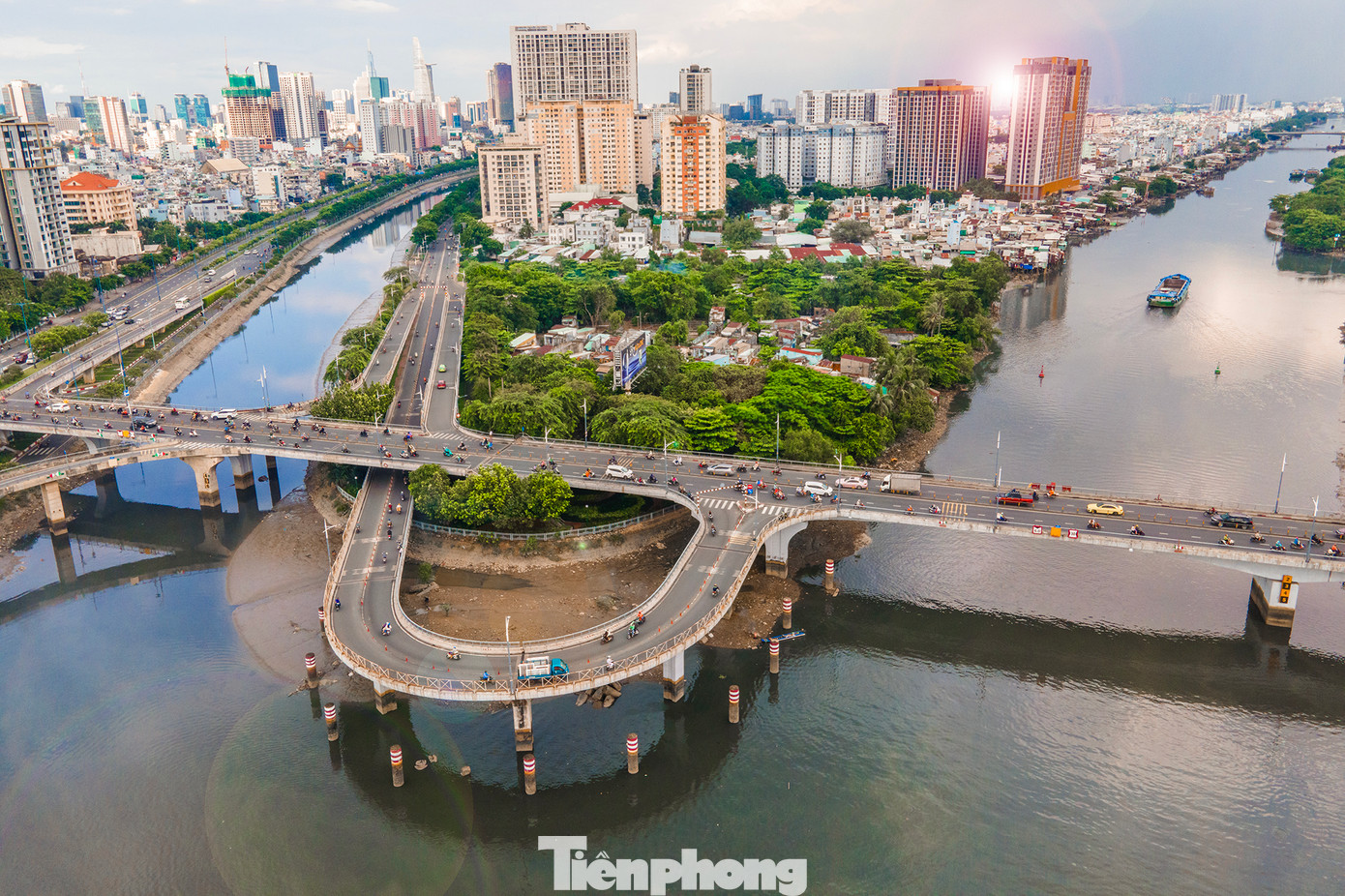 Hai nhánh N1 và N2 kết nối cầu Nguyễn Văn Cừ với đại lộ Võ Văn Kiệt đi vào hoạt động góp phần kéo giảm ùn tắc giao thông các khu vực giao lộ giữa đường Võ Văn Kiệt và Trần Hưng Đạo (dưới chân cầu), hiện là một trong 37 điểm nguy cơ xảy ra ùn tắc giao thông của thành phố.