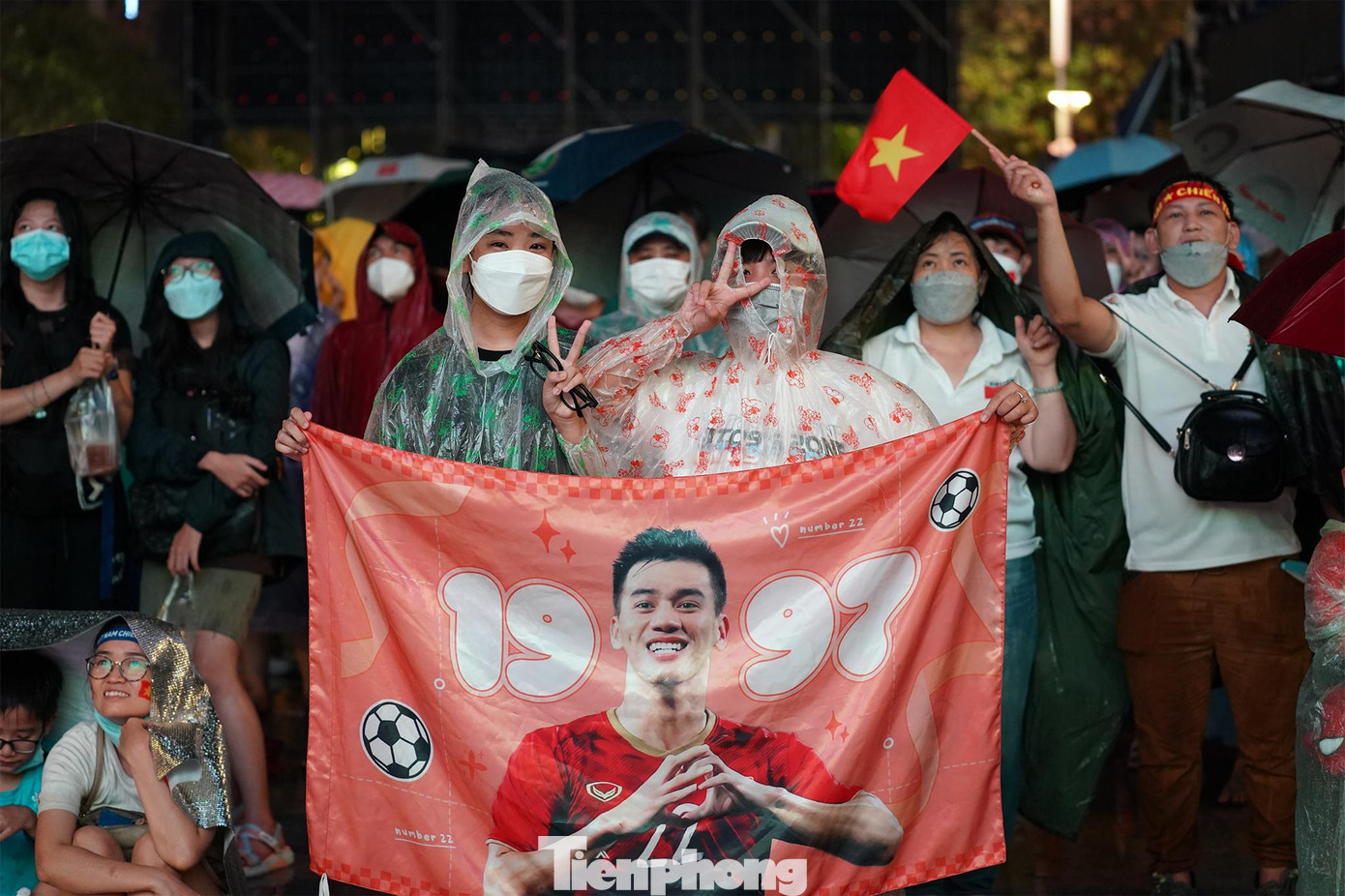 Hai fan hâm mộ của Tiến Linh quyết "không chạy mưa". Hai fan hâm mộ của Tiến Linh quyết "không chạy mưa".