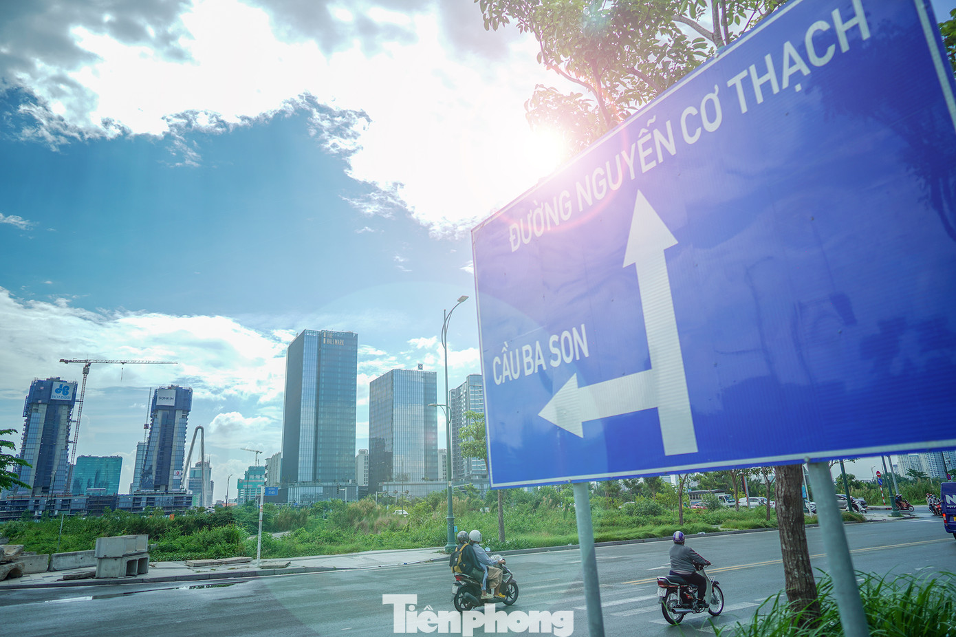 Cầu Ba Son bắc qua sông Sài Gòn, kết nối giữa Quận 1 với TP Thủ Đức được khởi công năm 2015 và thông xe vào dịp kỷ niệm 30/4/2022 với tổng vốn đầu tư gần 3.100 tỷ đồng. Cầu Ba Son bắc qua sông Sài Gòn, kết nối giữa Quận 1 với TP Thủ Đức được khởi công năm 2015 và thông xe vào dịp kỷ niệm 30/4/2022 với tổng vốn đầu tư gần 3.100 tỷ đồng.