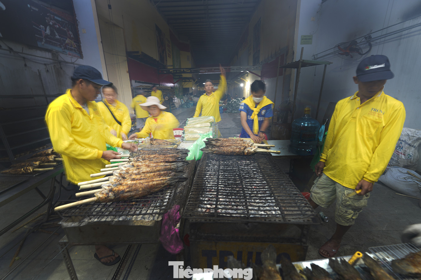 Cá lóc là biểu tượng của sự sinh sôi nảy nở và phát tài phát lộc nên thường được người dân địa phương dâng cúng Thần tài. Người dân tin rằng, cá sẽ giúp cầu mong tài lộc, may mắn, đặc biệt là trong các công việc kinh doanh, buôn bán. Khu vực đóng gói mang về luôn nhộn nhịp các mẻ cá ra vào, nhân viên làm việc không ngơi tay, giao tiếp với nhau bằng ký hiệu tay.