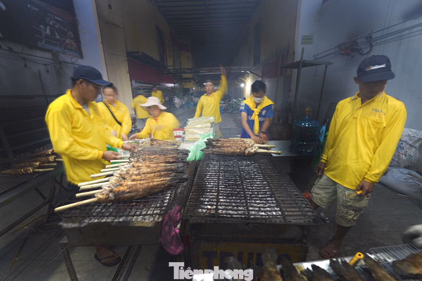 Cá lóc là biểu tượng của sự sinh sôi nảy nở và phát tài phát lộc nên thường được người dân địa phương dâng cúng Thần tài. Người dân tin rằng, cá sẽ giúp cầu mong tài lộc, may mắn, đặc biệt là trong các công việc kinh doanh, buôn bán. Khu vực đóng gói mang về luôn nhộn nhịp các mẻ cá ra vào, nhân viên làm việc không ngơi tay, giao tiếp với nhau bằng ký hiệu tay.