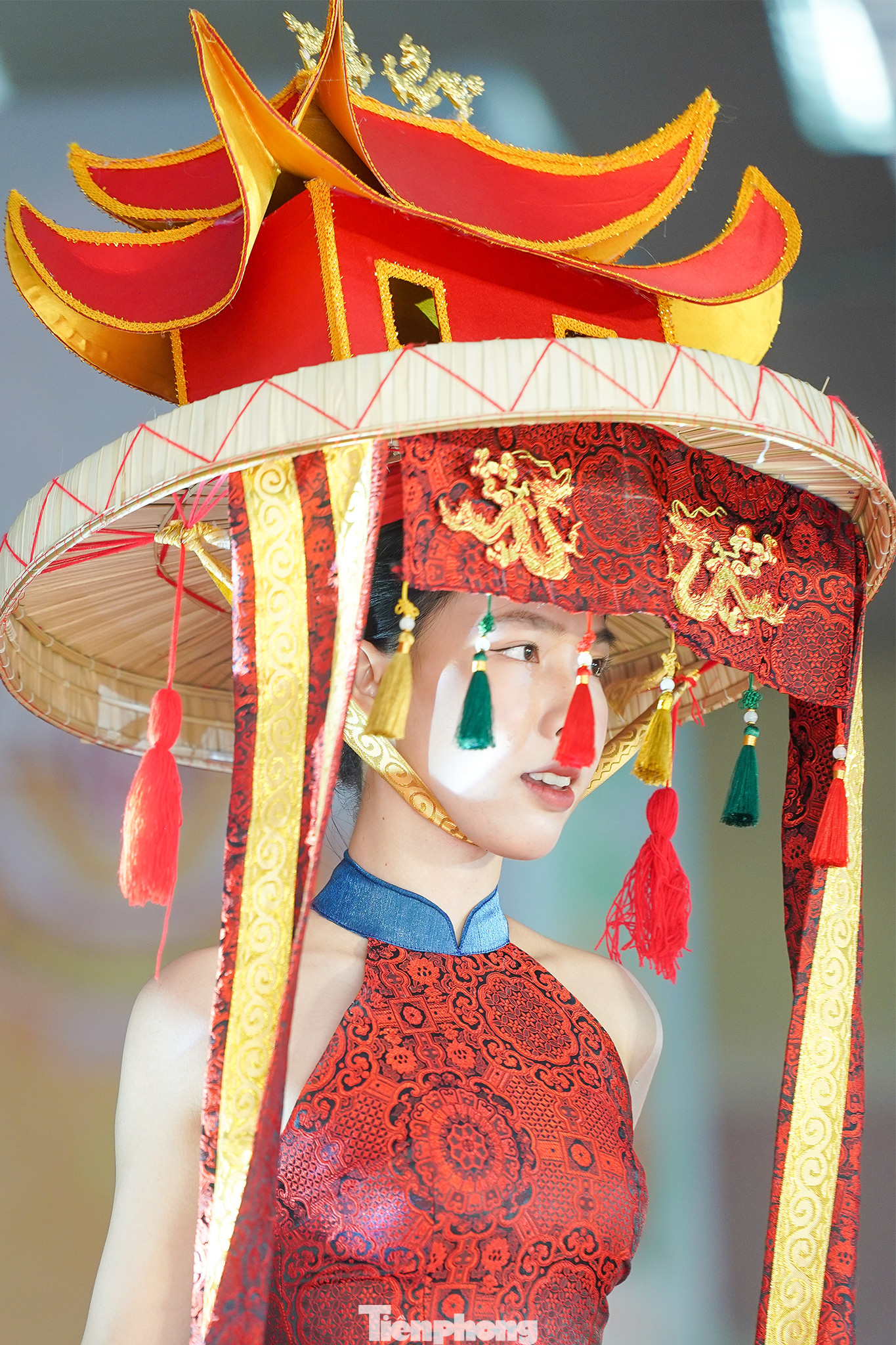 Bạn Đoàn Ngọc Hân trình diễn bộ trang phục có tên gọi Thuỷ Hí cùng chiếc nón quai thao có biểu tượng mái đình làng biển. Bạn Đoàn Ngọc Hân trình diễn bộ trang phục có tên gọi Thuỷ Hí cùng chiếc nón quai thao có biểu tượng mái đình làng biển.