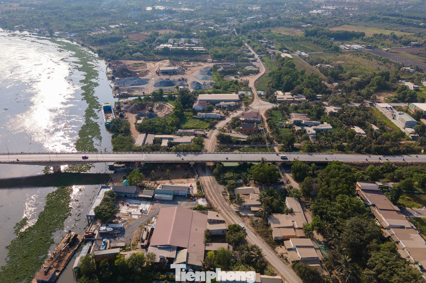 Tại khu dân cư ven sông Vàm Cỏ Đông đoạn tỉnh lộ 830 nối dài kết nối với quốc lộ N2 dài khoảng 1km, các bãi tập kết cát đá, vật liệu xây dựng... trở thành nỗi khủng khiếp mà người dân gánh chịu gần 5 năm qua. Trong ảnh, dốc cầu Đức Hoà, bờ phía hướng về huyện Củ Chi (TPHCM) đi ngang dãy bãi tập kết cát đá ngay bờ sông. Tại khu dân cư ven sông Vàm Cỏ Đông đoạn tỉnh lộ 830 nối dài kết nối với quốc lộ N2 dài khoảng 1km, các bãi tập kết cát đá, vật liệu xây dựng... trở thành nỗi khủng khiếp mà người dân gánh chịu gần 5 năm qua. Trong ảnh, dốc cầu Đức Hoà, bờ phía hướng về huyện Củ Chi (TPHCM) đi ngang dãy bãi tập kết cát đá ngay bờ sông.