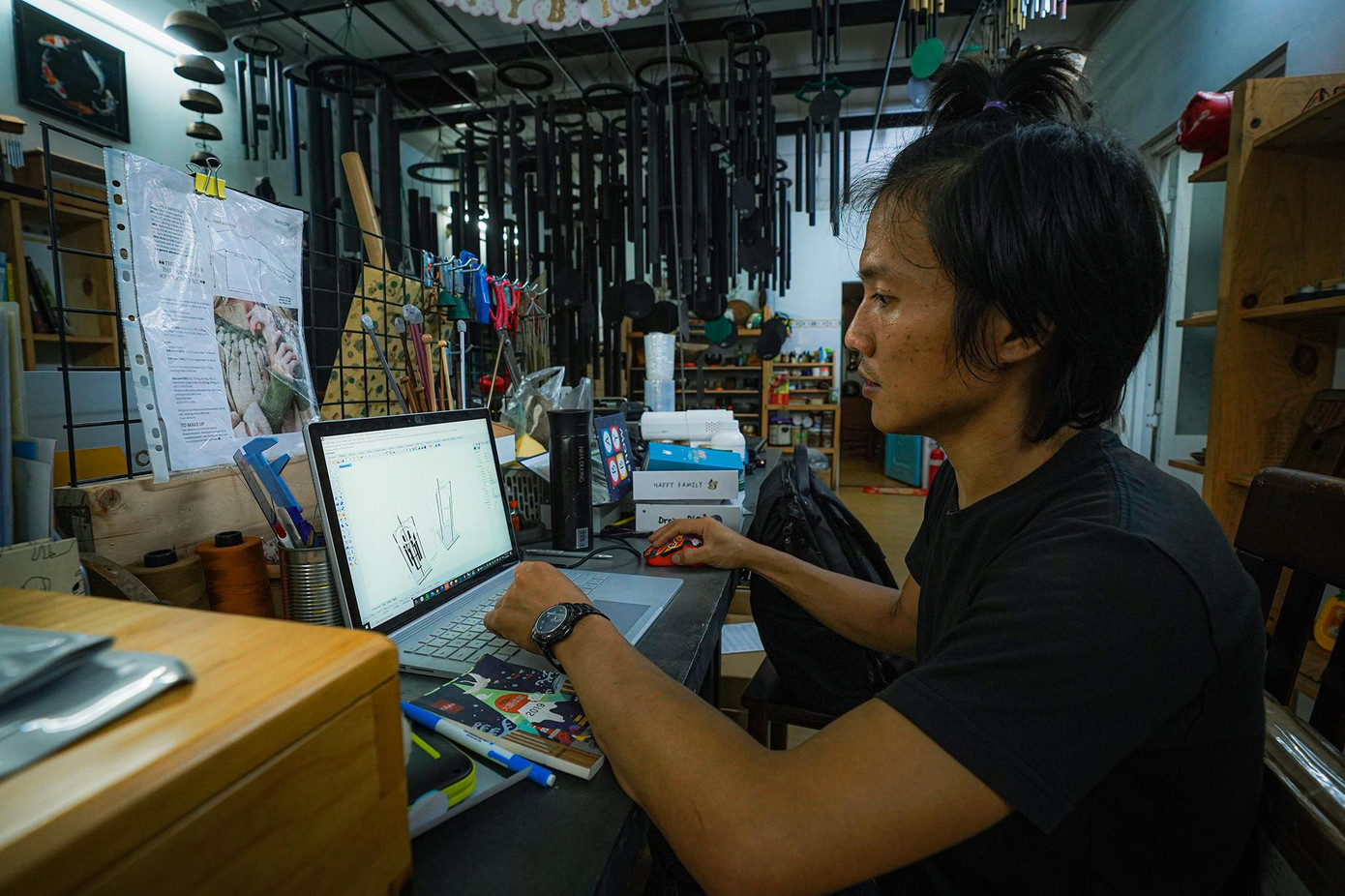 Từ đó, anh Đức bắt đầu dùng kỹ năng của nghề công nghệ thông tin để nghiên cứu, phát triển bộ chuông gió cho riêng mình và nghiên cứu làm ra những chiếc chuông gió mang tần số sóng âm trị liệu, an thần đến mọi người.