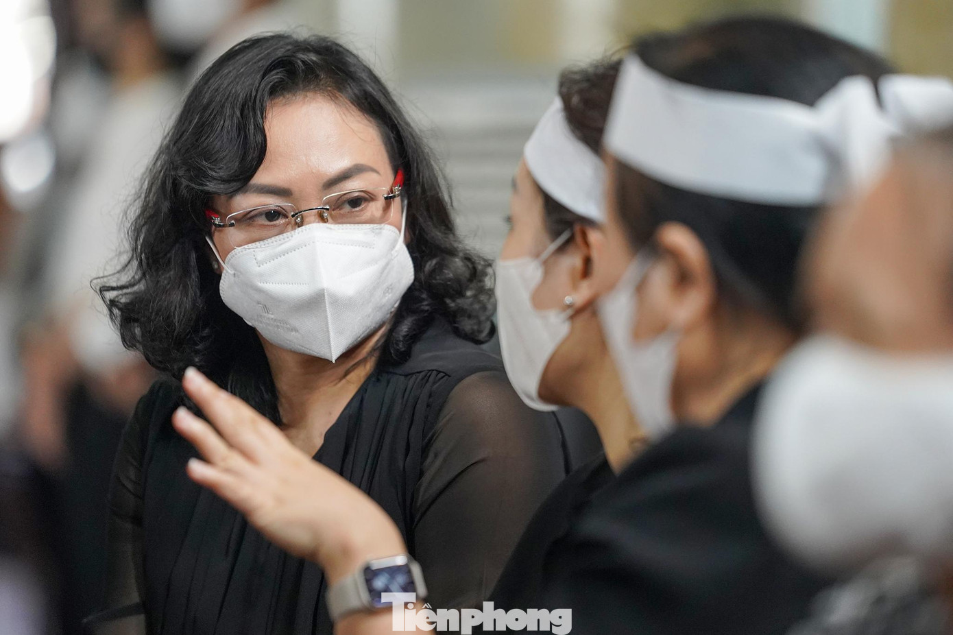 Người đồng cấp, đồng chí, Phó Chủ tịch UBND TPHCM, bà Phan Thị Thắng có mặt tại khu vực gia quyến tạ lễ để động viên, an ủi người thân của đồng chí Lê Hoà Bình.