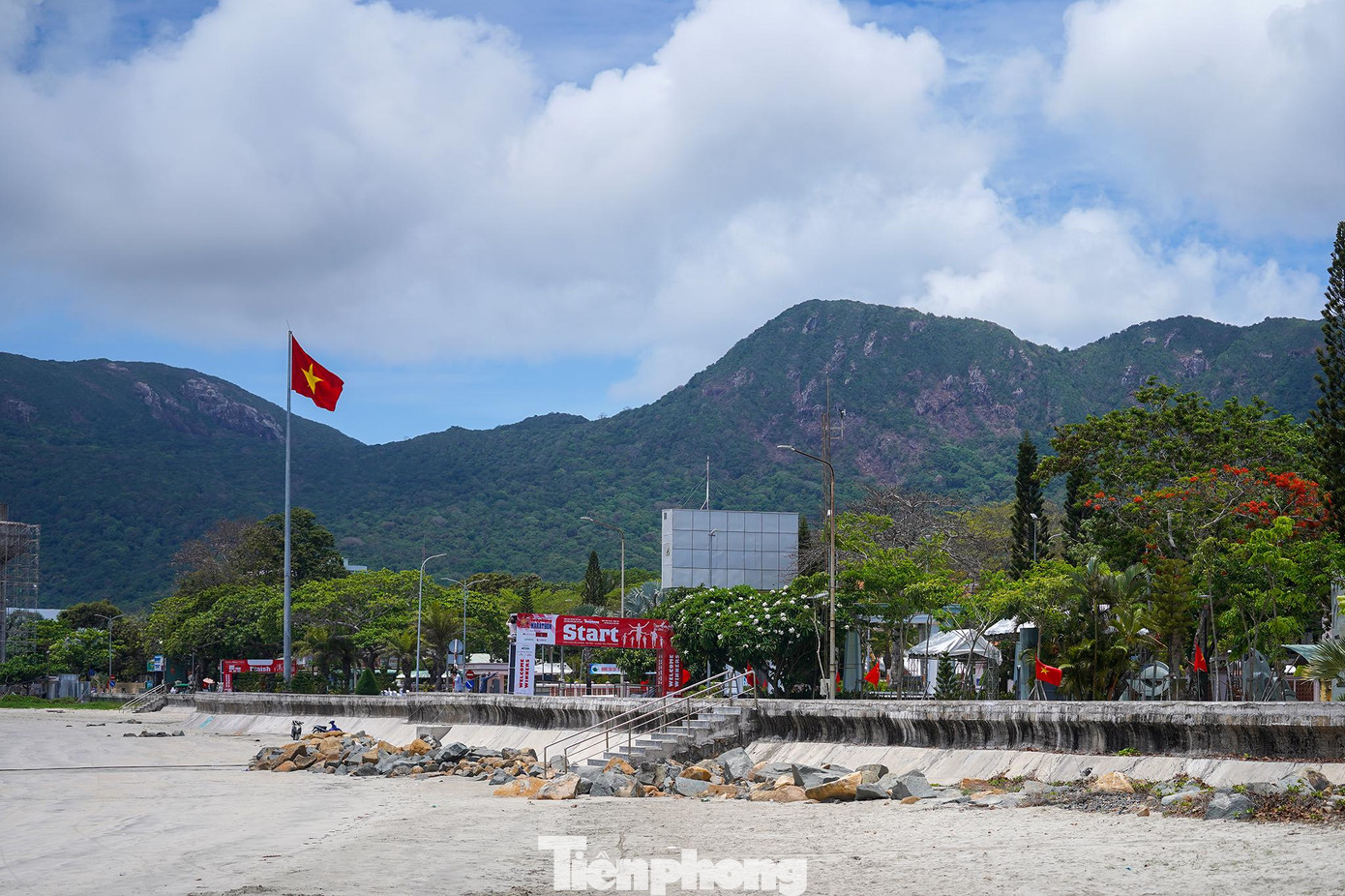 Từ cầu tàu 914, có thể nhìn thấy khu vực xuất phát và về đích của giải Tiền Phong Marathon 2022. Từ cầu tàu 914, có thể nhìn thấy khu vực xuất phát và về đích của giải Tiền Phong Marathon 2022.