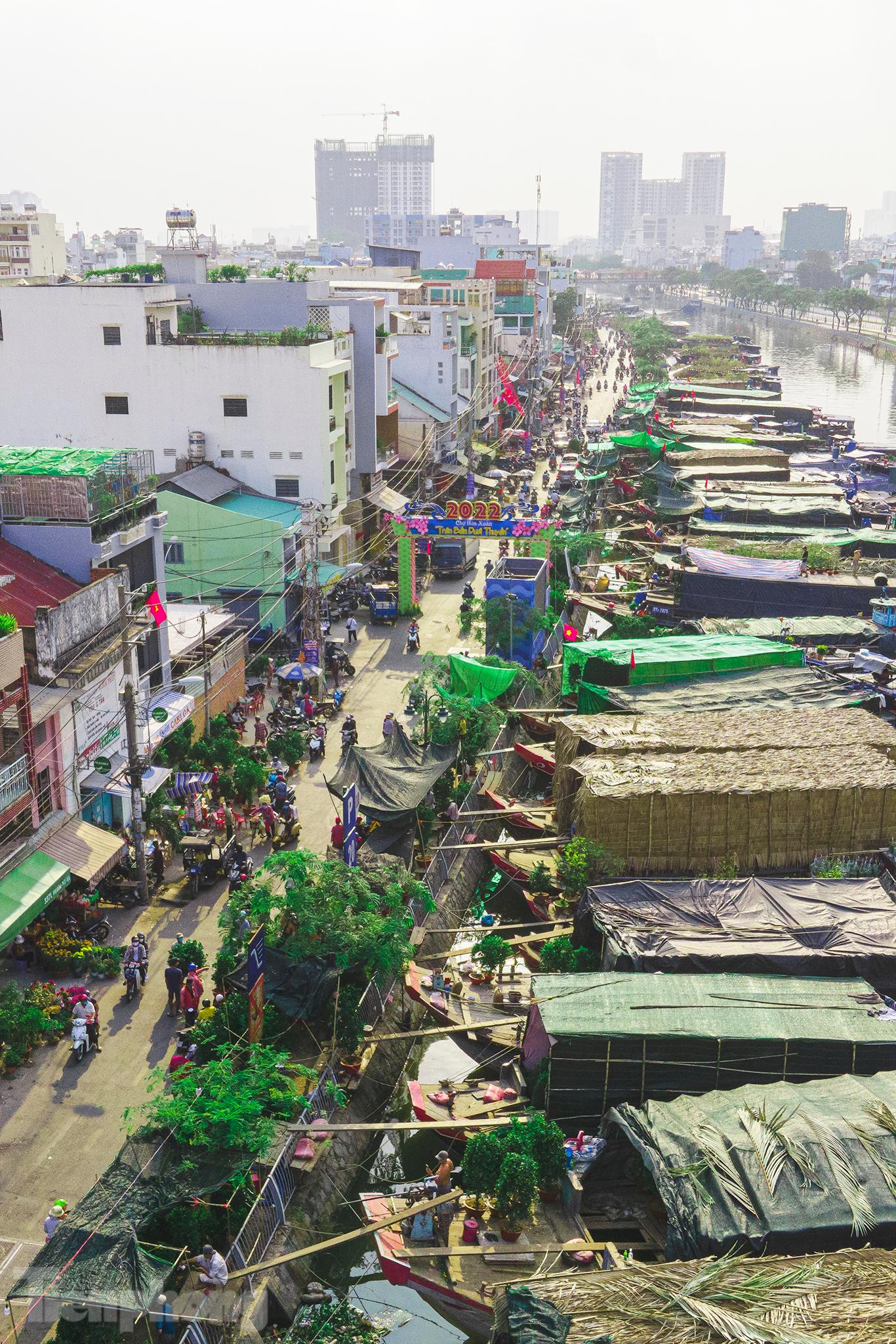 Chợ hoa xuân Bến Bình Đông có hơn 500 ghe thuyền của các thương lái miền Tây chủ yếu từ các tỉnh như Bến Tre, Trà Vinh, Bạc Liêu... cập bến. Bên cạnh đó còn có cả thương lái đến từ miền Trung.