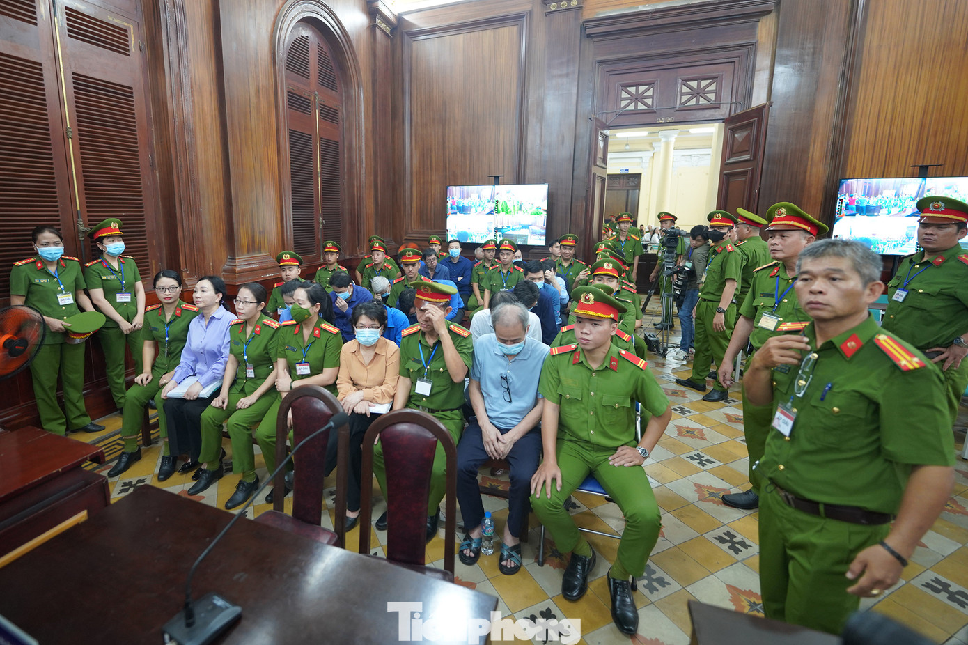 Cơ quan chức năng huy động nhiều cảnh sát tư pháp áp giải 86 bị cáo phục vụ phiên toà xét xử đại án Vạn Thịnh Phát. Trong vụ án này, bị cáo Trương Mỹ Lan là chủ mưu, cầm đầu, chỉ đạo hành vi phạm tội. Bị cáo Lan đã phạm tội nhiều lần trong thời gian dài, với thủ đoạn tinh vi, phạm tội có tổ chức, gây ra thiệt hại cho SCB 677.000 tỷ đồng. Cũng theo HĐXX, bị cáo Trương Mỹ Lan không thành khẩn, khai báo quanh co, hành vi phạm tội gây hậu quả đặc biệt nghiêm trọng, không có khả năng thu hồi. Do đó, HĐXX áp dụng hình phạt nghiêm khắc nhất với nữ bị cáo này.