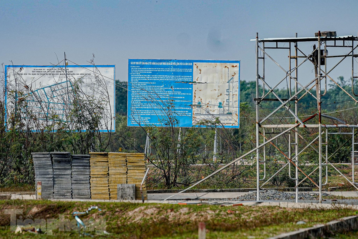 Khu tái định cư không một ngôi nhà nào trong khi người dân phải đi thuê trọ bên ngoài ở nhiều năm.