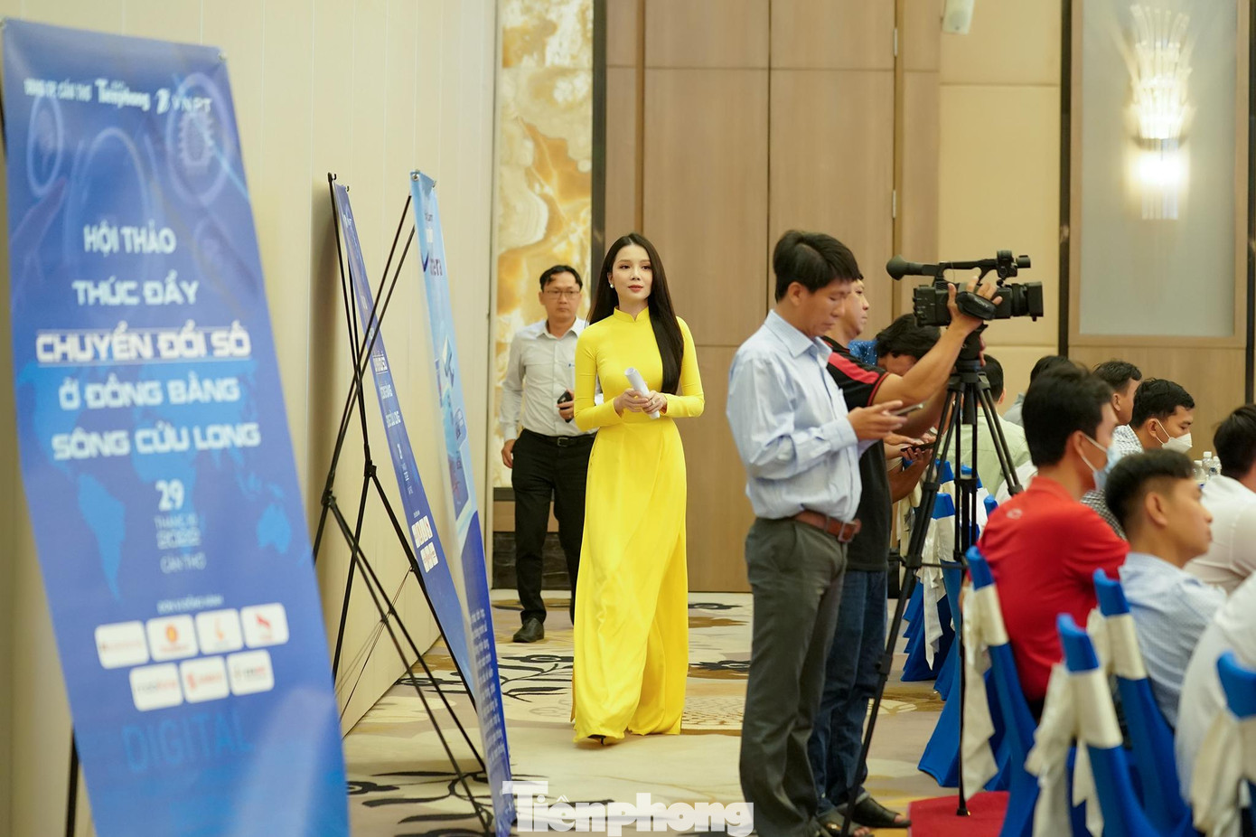 &quot;Theo dõi hội thảo và đọc lại bài trực tuyến trên TPO, Thúy Vi thấy chuyển đổi số là cuộc cách mạng của toàn dân và chỉ thực sự thành công khi mỗi người dân tích cực tham gia và thụ hưởng các lợi ích mà chuyển đổi số mang lại. Chuyển đổi số cũng tạo ra cơ hội cho người dân ở vùng sâu, vùng xa, biên giới, hải đảo tiếp cận dịch vụ trực tuyến một cách công bằng, bình đẳng và nhân văn rộng khắp… nhằm hướng tới mục tiêu: Không ai bị bỏ lại phía sau&quot;, Huỳnh Thuý Vi chia sẻ.