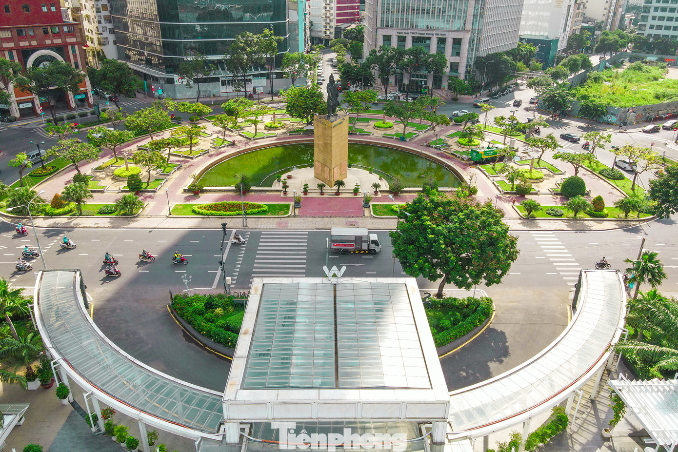 Cùng với bến Bạch Đằng, công viên Mê Linh cũng nằm trong kế hoạch chỉnh trang trong năm 2022. TPHCM cũng tổ chức đặt lại lư hương ngay tượng Đức thánh Trần Hưng Đạo trong khuôn viên công viên Mê Linh vào ngày 17/3/2022. (Hình ảnh ghi nhận công viên Mê Linh trước thời điểm đặt lại lư hương).