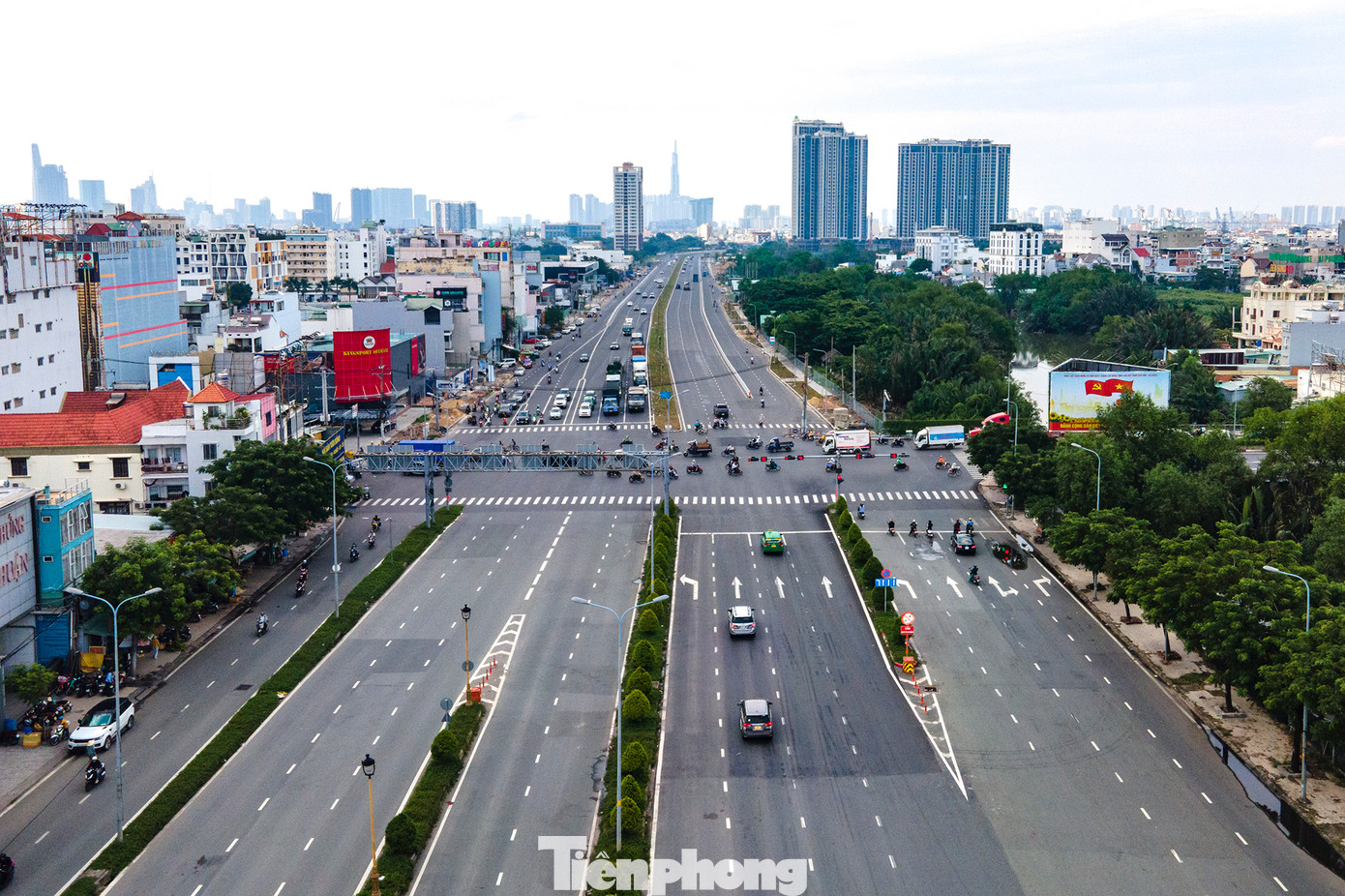 TPHCM dự kiến đặt tên đường Văn Tiến Dũng đối với Quốc lộ 50, đoạn từ đường Nguyễn Văn Linh đến ranh tỉnh Long An, thuộc địa bàn huyện Bình Chánh. Tuyến đường dài gần 8.570m, lộ giới 40m.