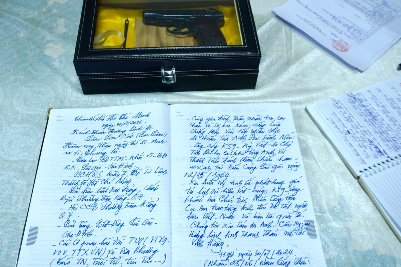 Đi kèm hiện vật còn có một cây thông nòng súng, cùng một giấy phép sử dụng súng. Các hiện vật được gia đình giữ gìn và bảo quản tốt suốt thời gian qua, không bị hỏng hóc, hư hại. Đi kèm hiện vật còn có một cây thông nòng súng, cùng một giấy phép sử dụng súng. Các hiện vật được gia đình giữ gìn và bảo quản tốt suốt thời gian qua, không bị hỏng hóc, hư hại.