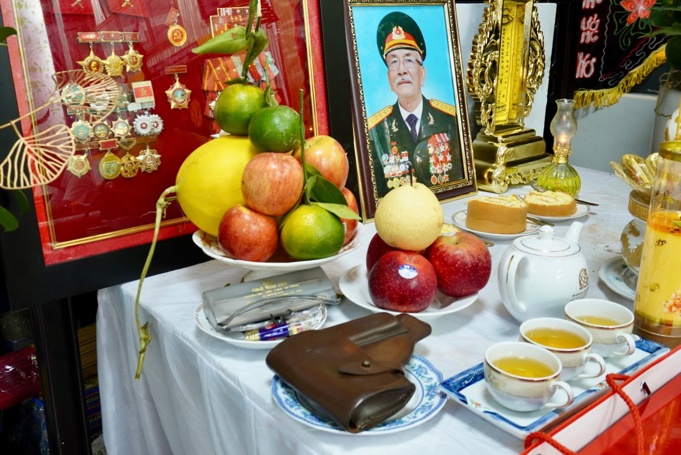 Đi kèm hiện vật còn có một cây thông nòng súng, cùng một giấy phép sử dụng súng. Các hiện vật được gia đình giữ gìn và bảo quản tốt suốt thời gian qua, không bị hỏng hóc, hư hại. Đi kèm hiện vật còn có một cây thông nòng súng, cùng một giấy phép sử dụng súng. Các hiện vật được gia đình giữ gìn và bảo quản tốt suốt thời gian qua, không bị hỏng hóc, hư hại.